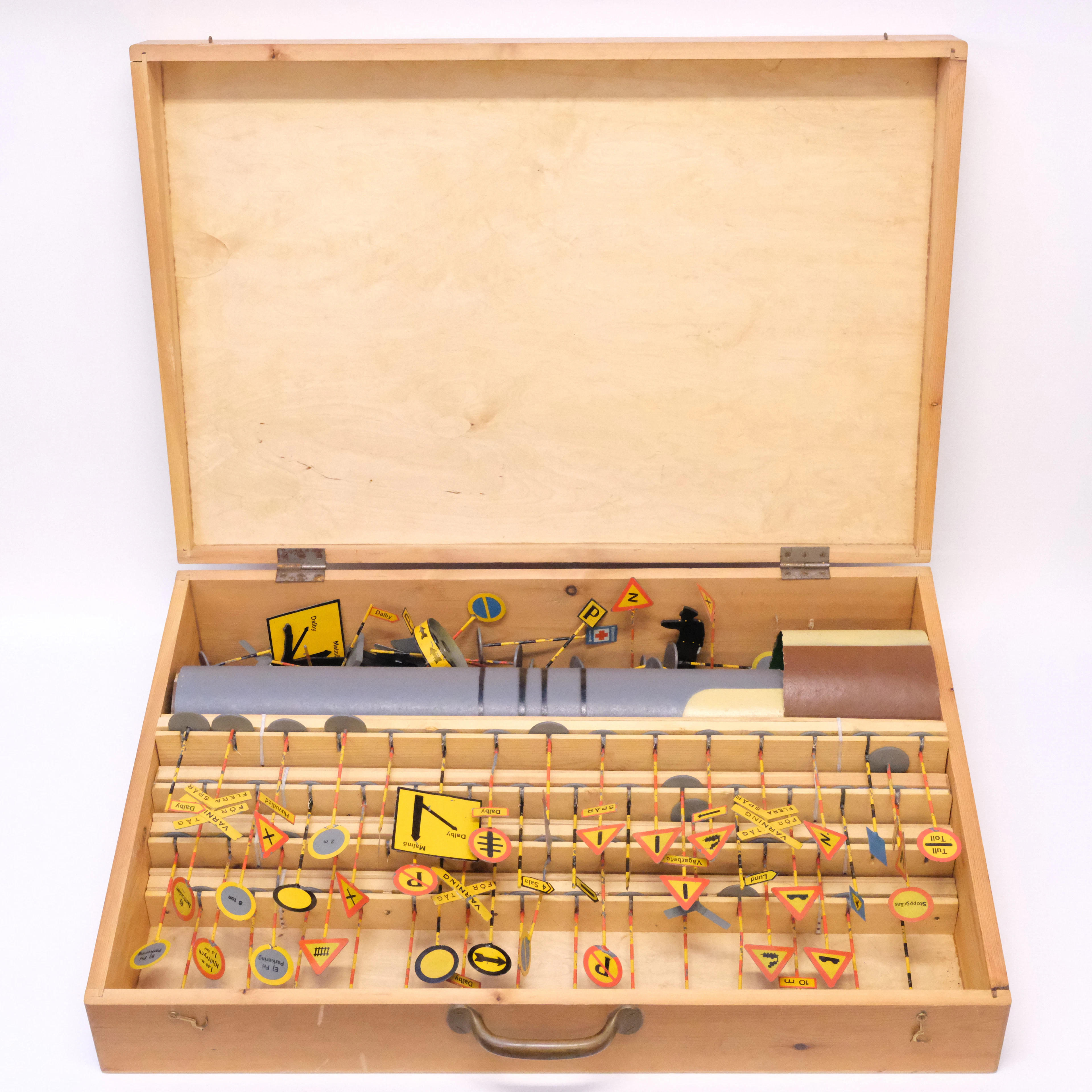 KOFFERT MED UTBILDNINGSMATERIAL FÖR TRAFIKSKOLA MED VÄGMÄRKEN, 1950-TAL.