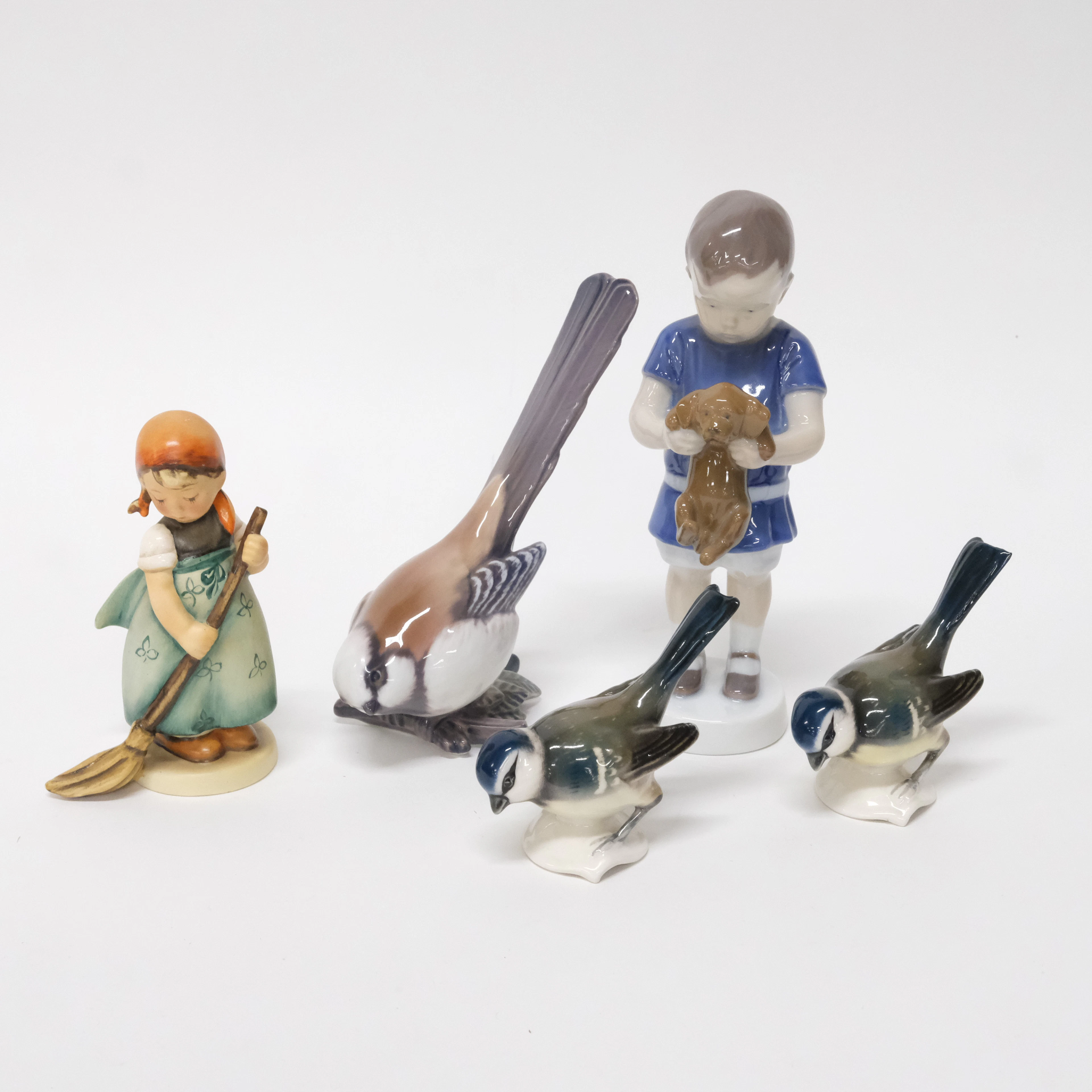 FEM FIGURINER, KERAMIK, GOEBEL, DAHL JENSEN SAMT BING & GRÖNDAHL.