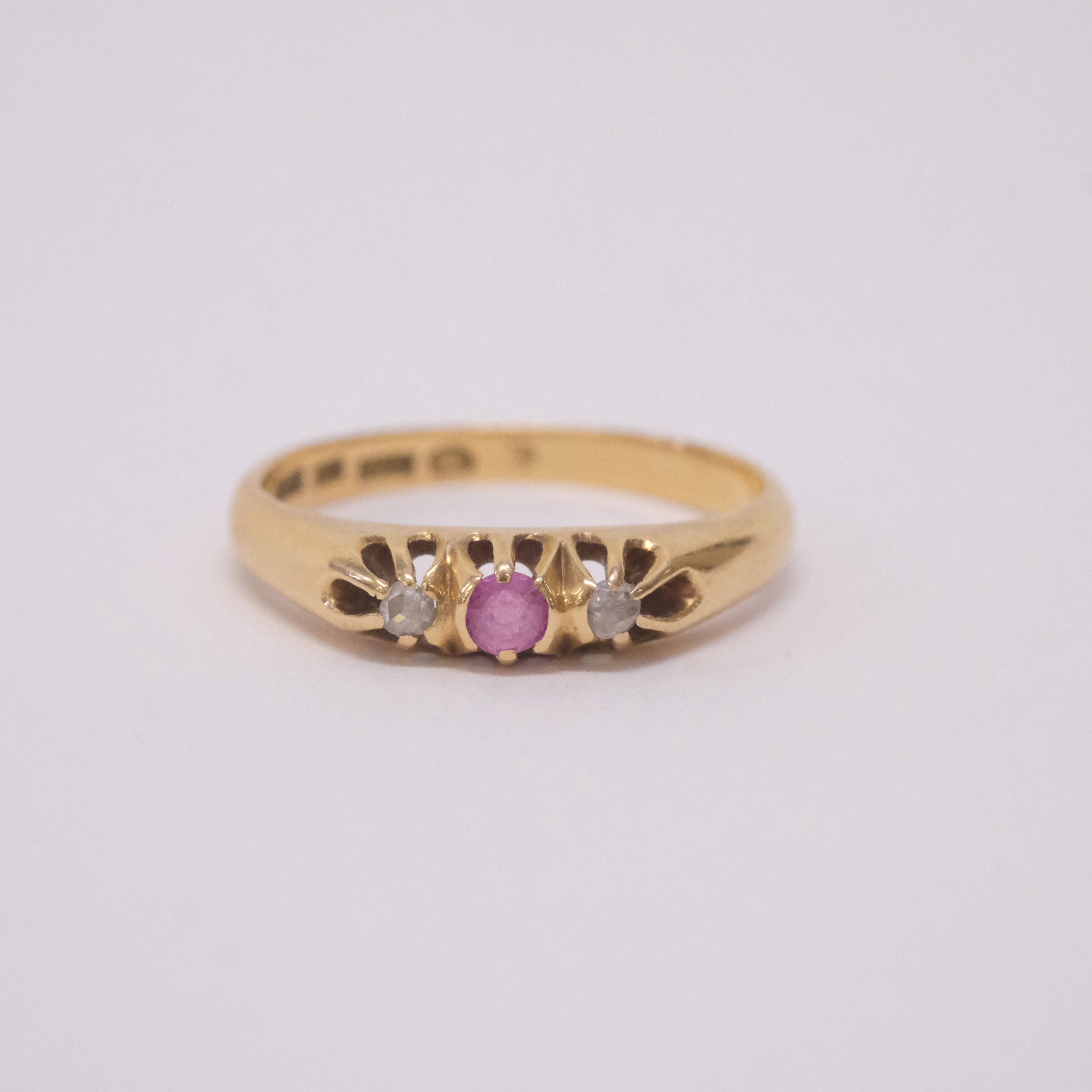 RING, 18K GULD MED DIAMANTER OCH ROSA SAFIR.