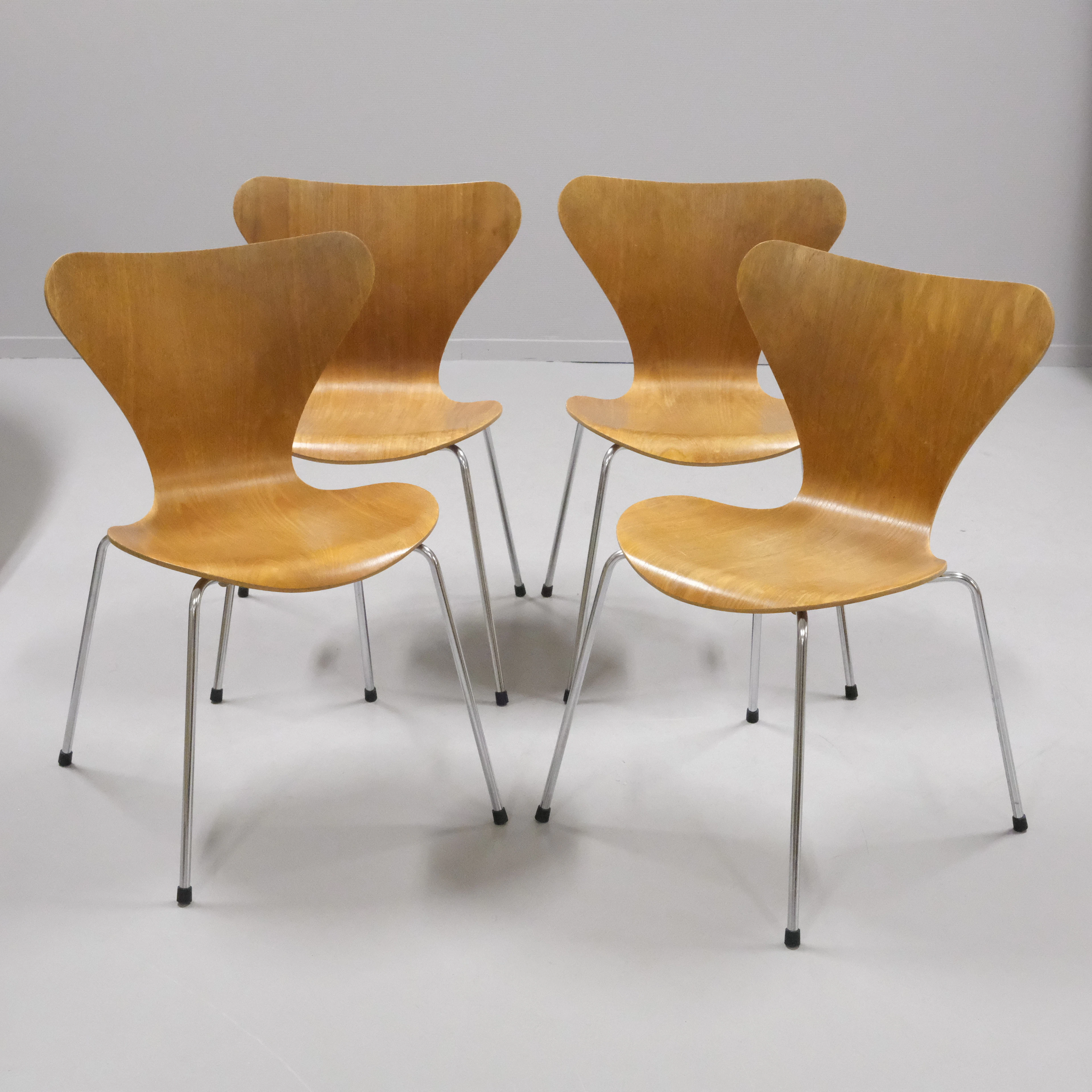ARNE JACOBSEN. STOLAR, "SJUAN", FYRA STYCKEN, FÖR FRITZ HANSEN, 1981.