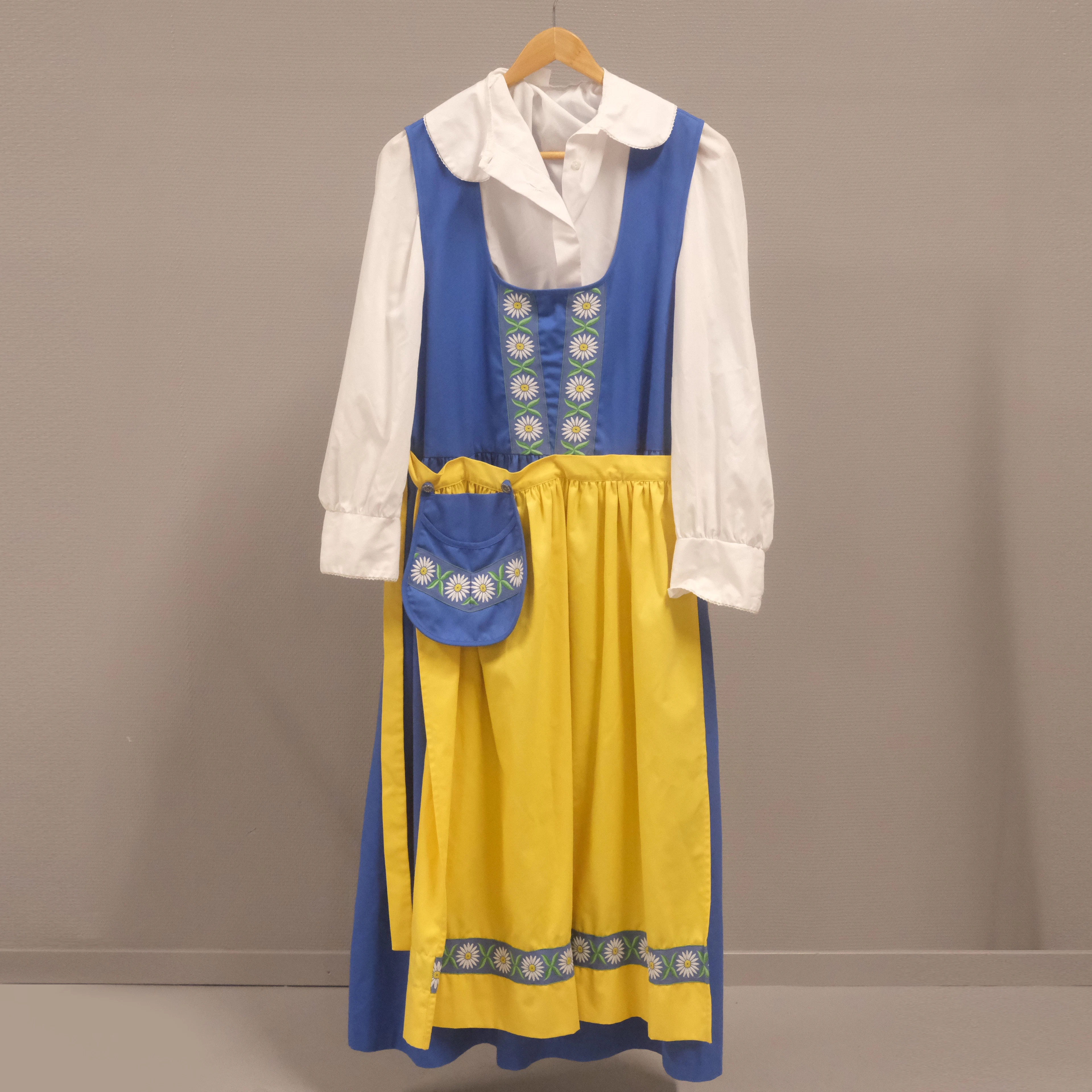 LYCKS. SVERIGEDRÄKT. STORLEK MEDIUM.