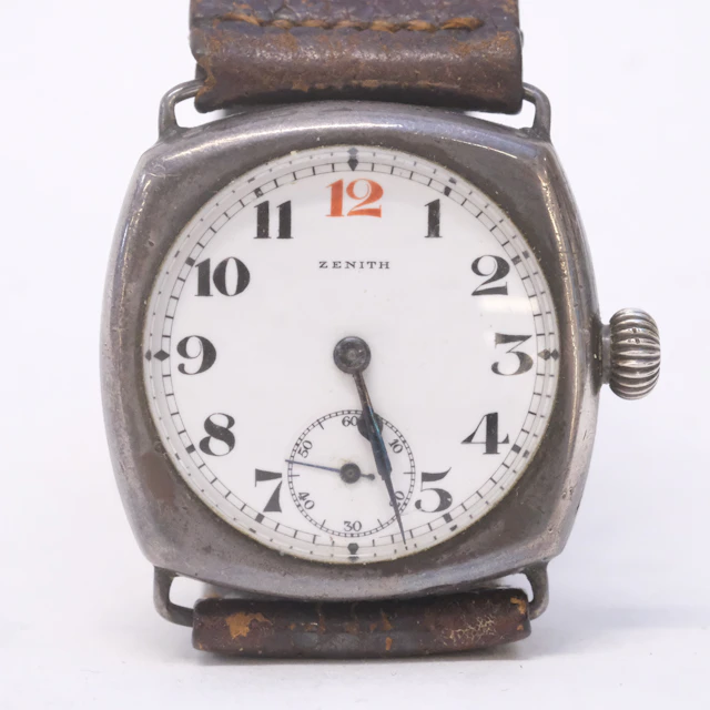 ZENITH. ARMBANDSUR S.K. TRENCH WATCH. SILVERBOETT. CA ÅR 1920.
