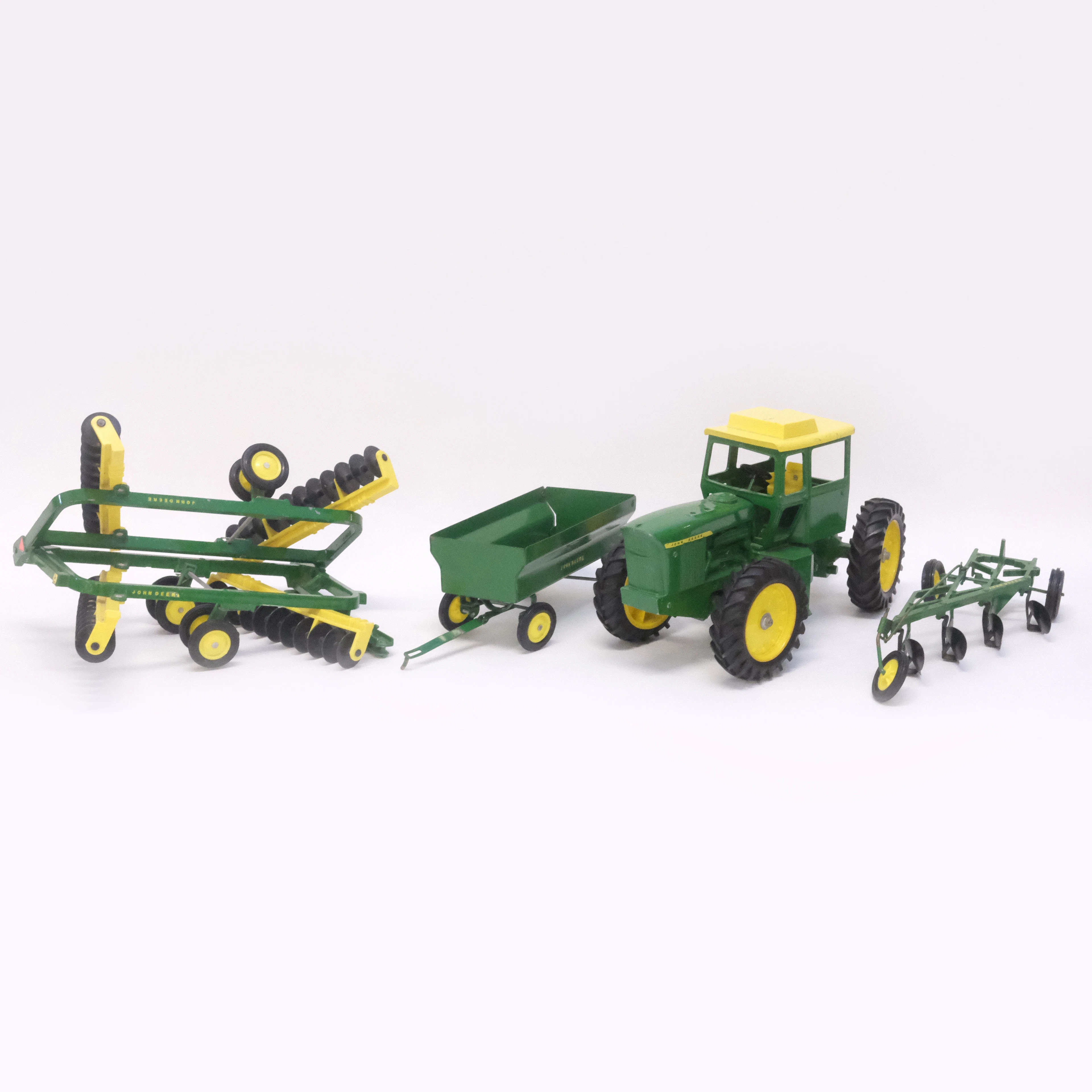 LEKSAKSTRAKTOR MED TILLBEHÖR, JOHN DEERE.
