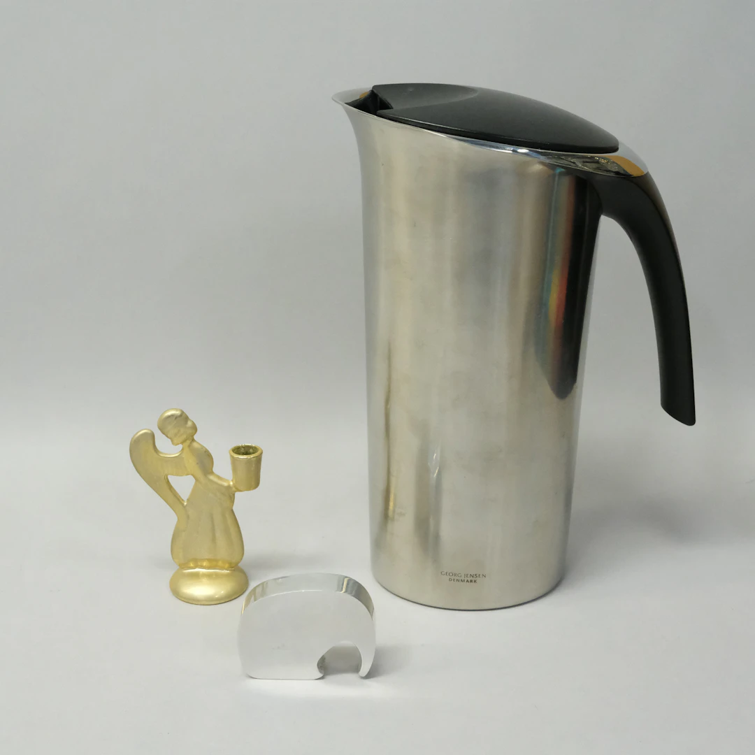 BRUKSFÖREMÅL. GEORG JENSEN, ROYAL COPENHAGEN OCH SKULTUNA. TRE DELAR.