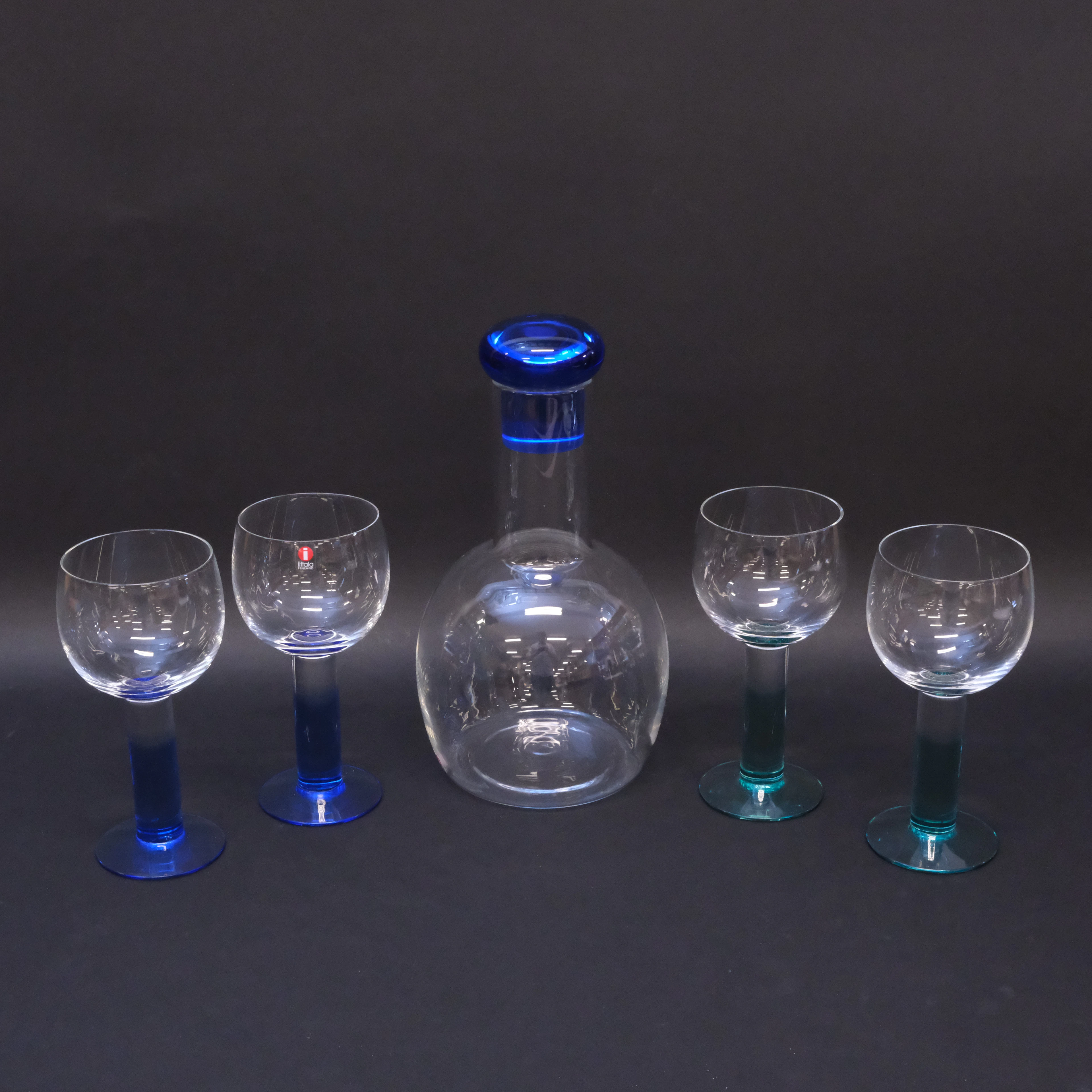 KERTTU NURMINEN. KARAF SAMT FYRA GLAS, "MUNDO", IITTALA.