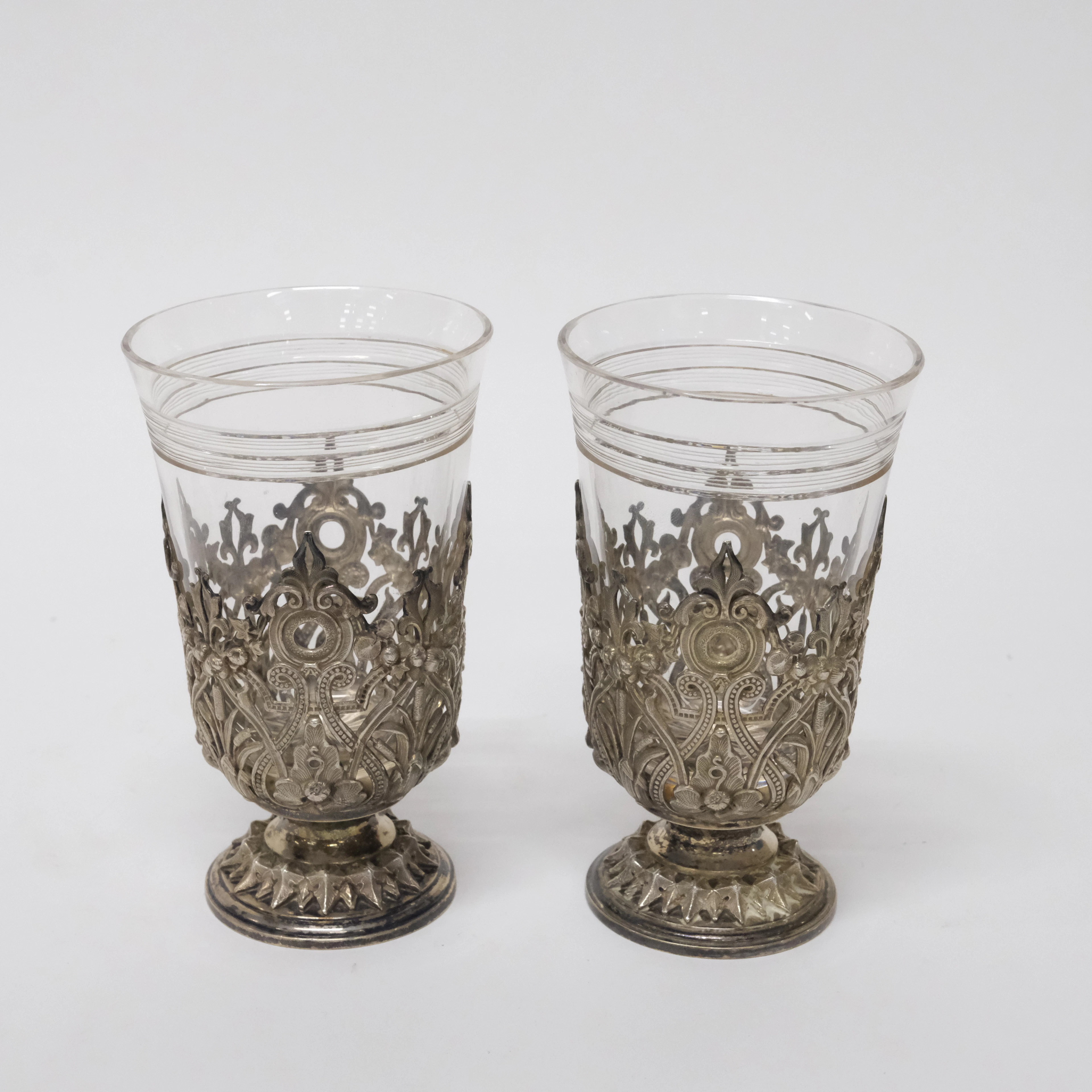 TEGLAS MED HÅLLARE AV SILVER, ETT PAR, CARL TENGSTEDT & SON.