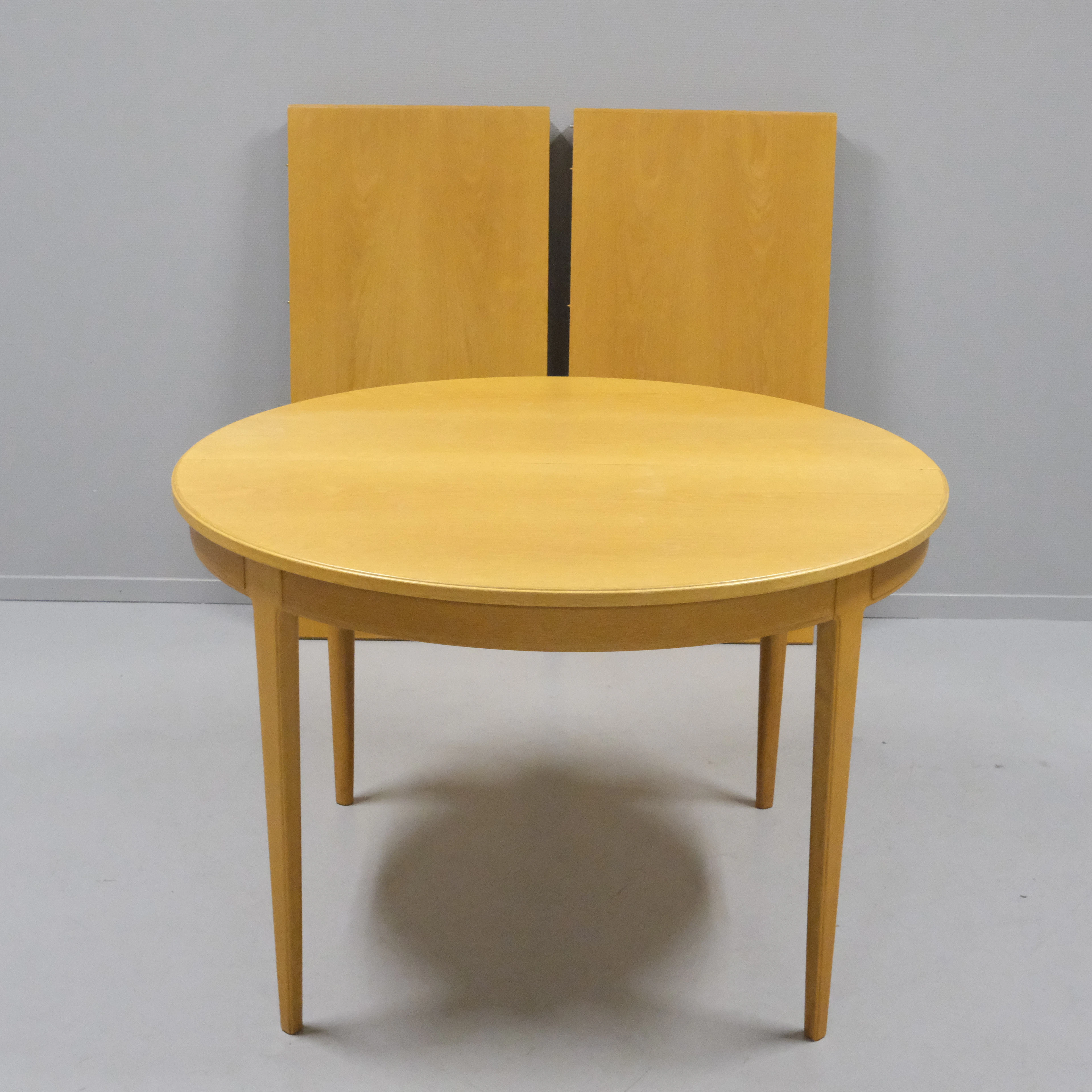 CARL MALMSTEN. MATBORD, RUND. "HERRGÅRDEN". BODAFORS.
