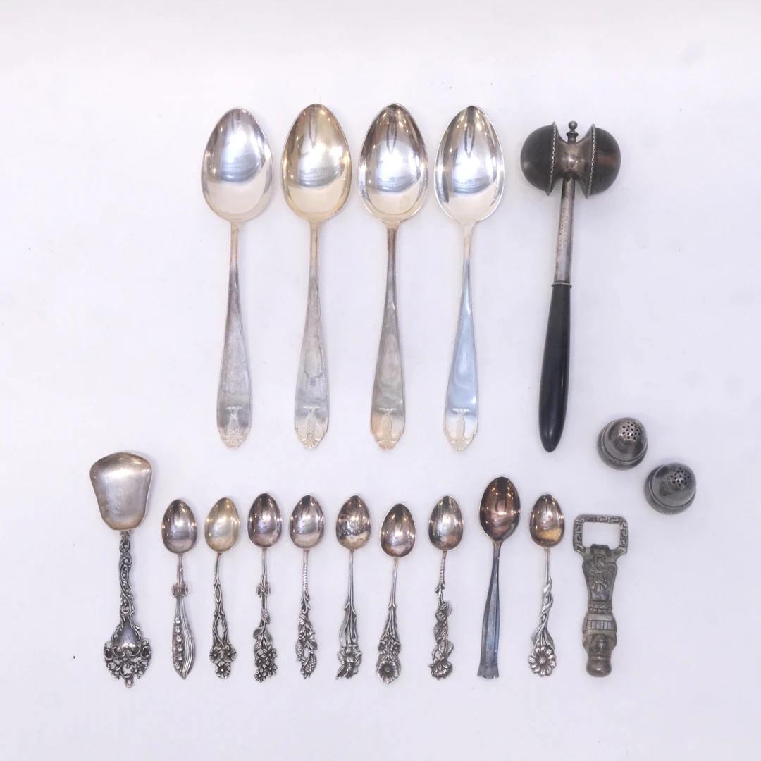 SAMLING SILVERFÖREMÅL. BL.A. SKEDAR, KAPSYLÖPPNARE M.M.