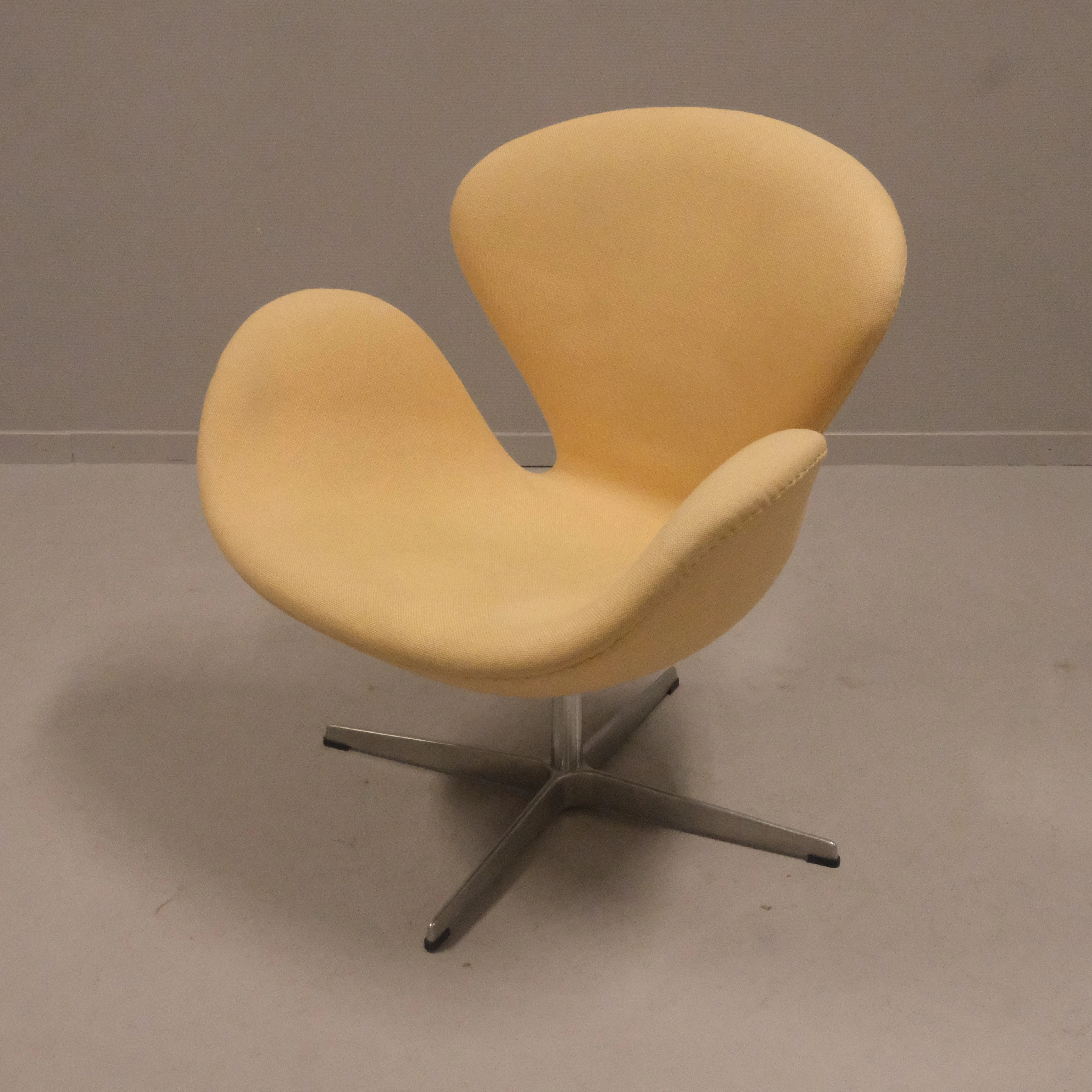 ARNE JACOBSEN. SNURRFÅTÖLJ, "SVANEN", FRITZ HANSEN.