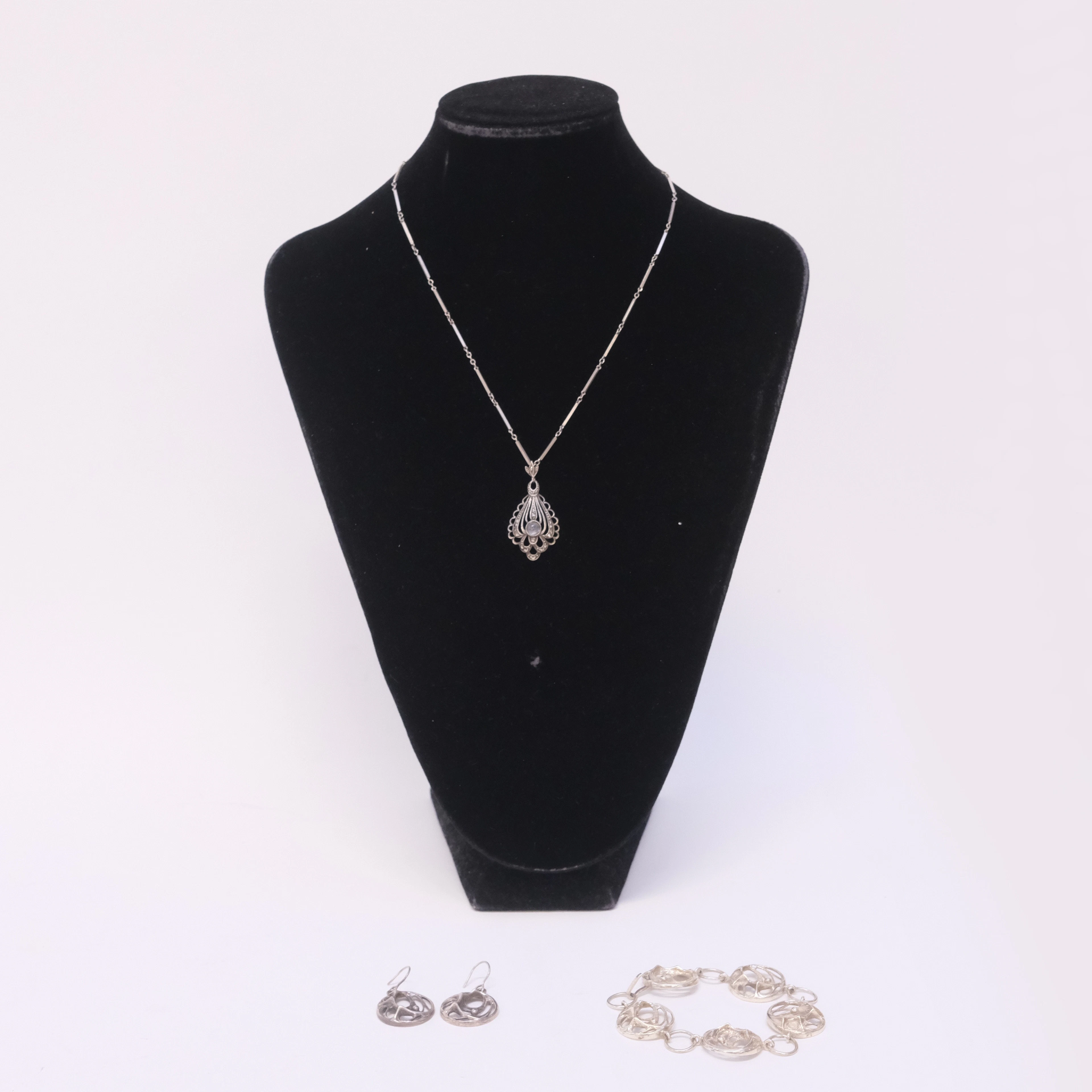 SMYCKESET KARL LAINE SAMT COLLIER MED HÄNGE, SILVER.