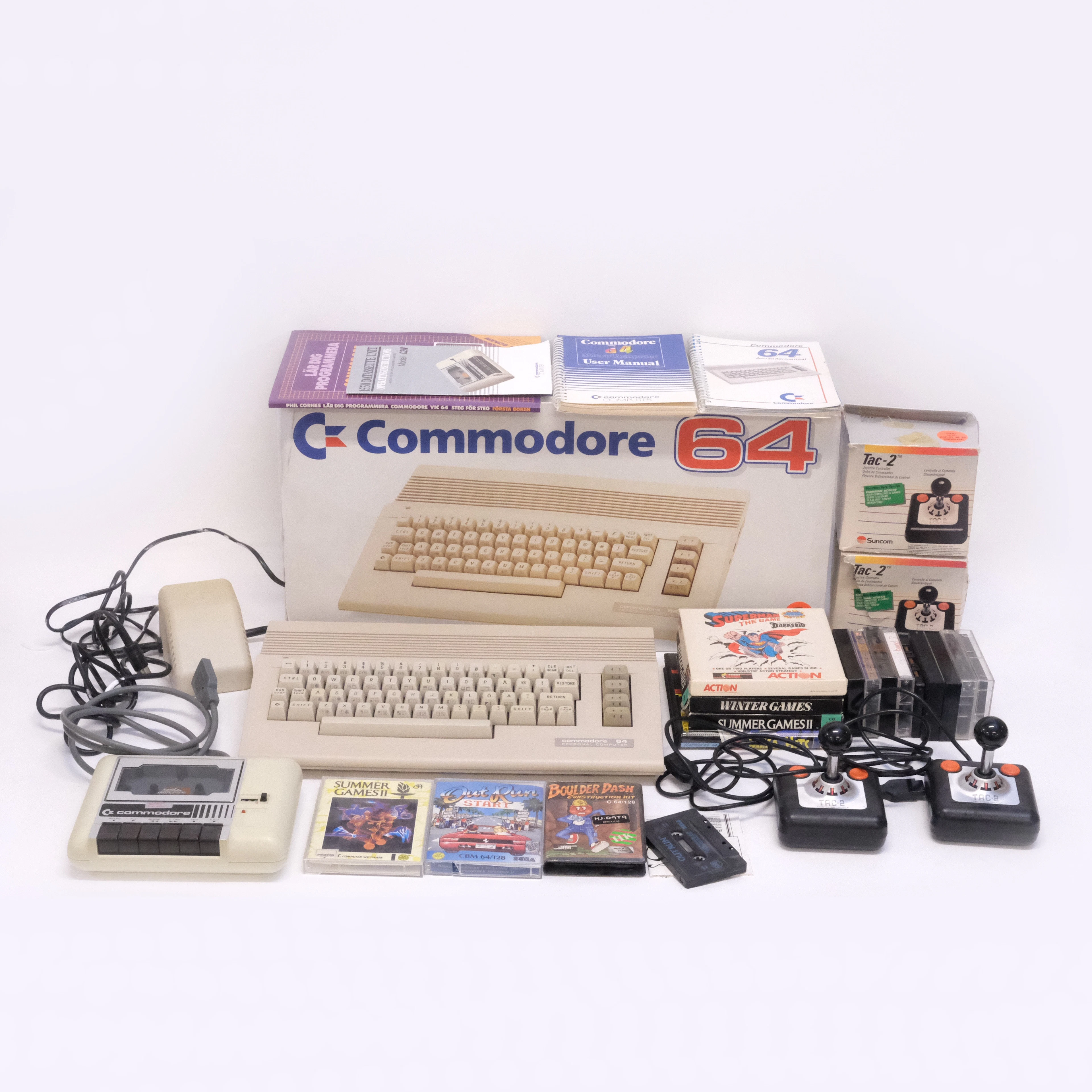CBM. HEMDATOR, "COMMODORE 64" MED TILLBEHÖR OCH SPEL. 1980/90-TAL.