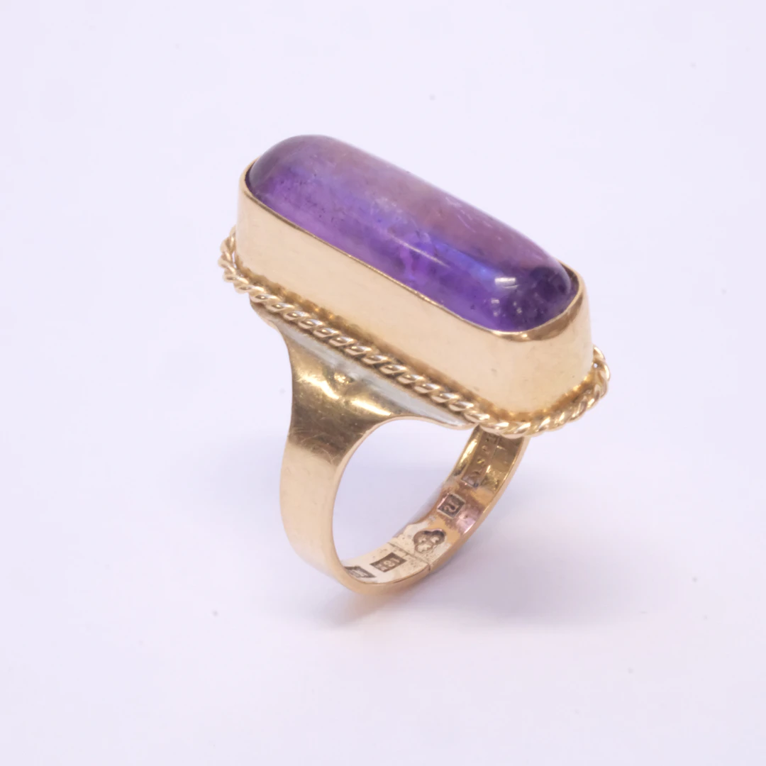 RING MED AMETIST, 18K GULD.