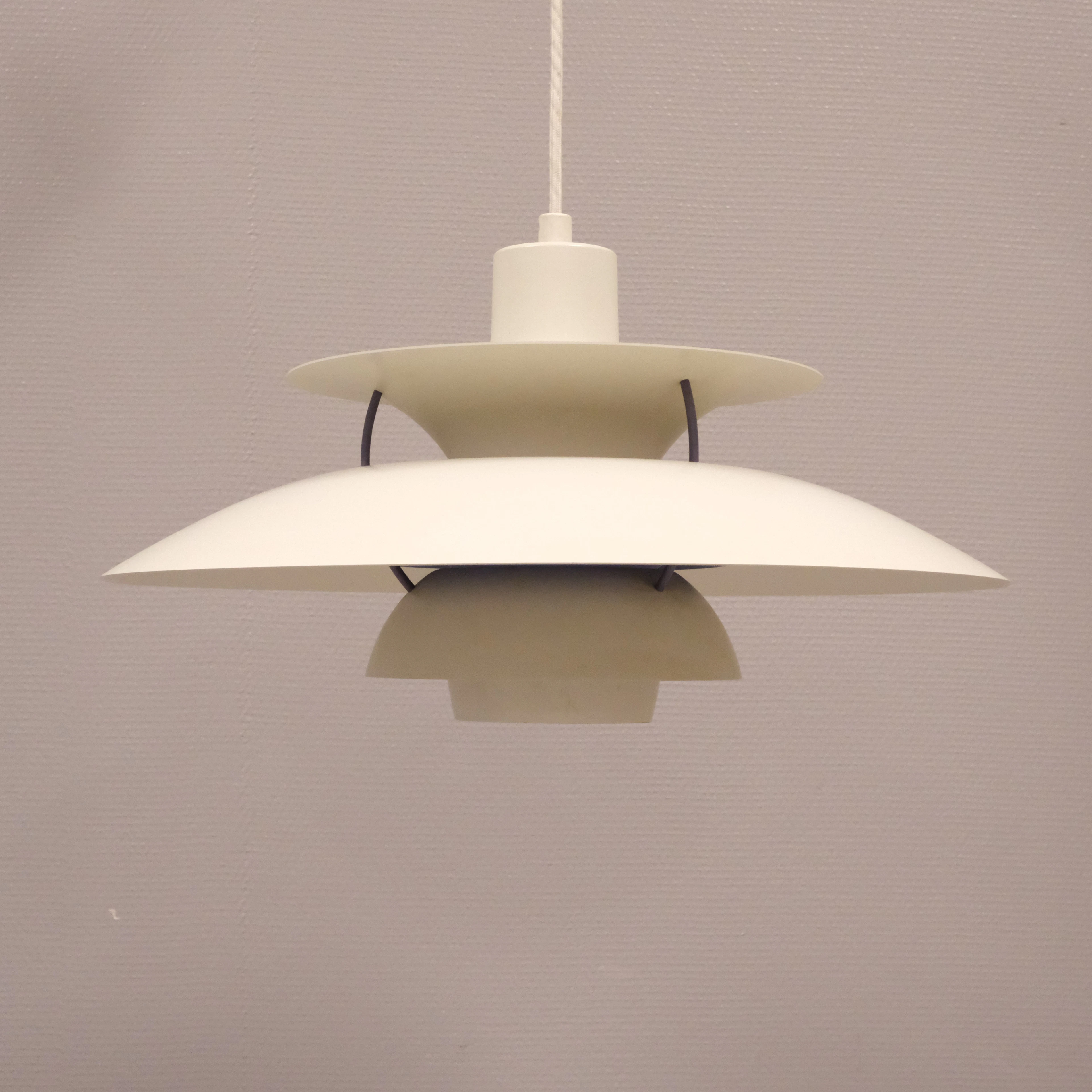 POUL HENNINGSEN. TAKLAMPA. MODELL "PH5". FÖR LOUIS POLSEN.