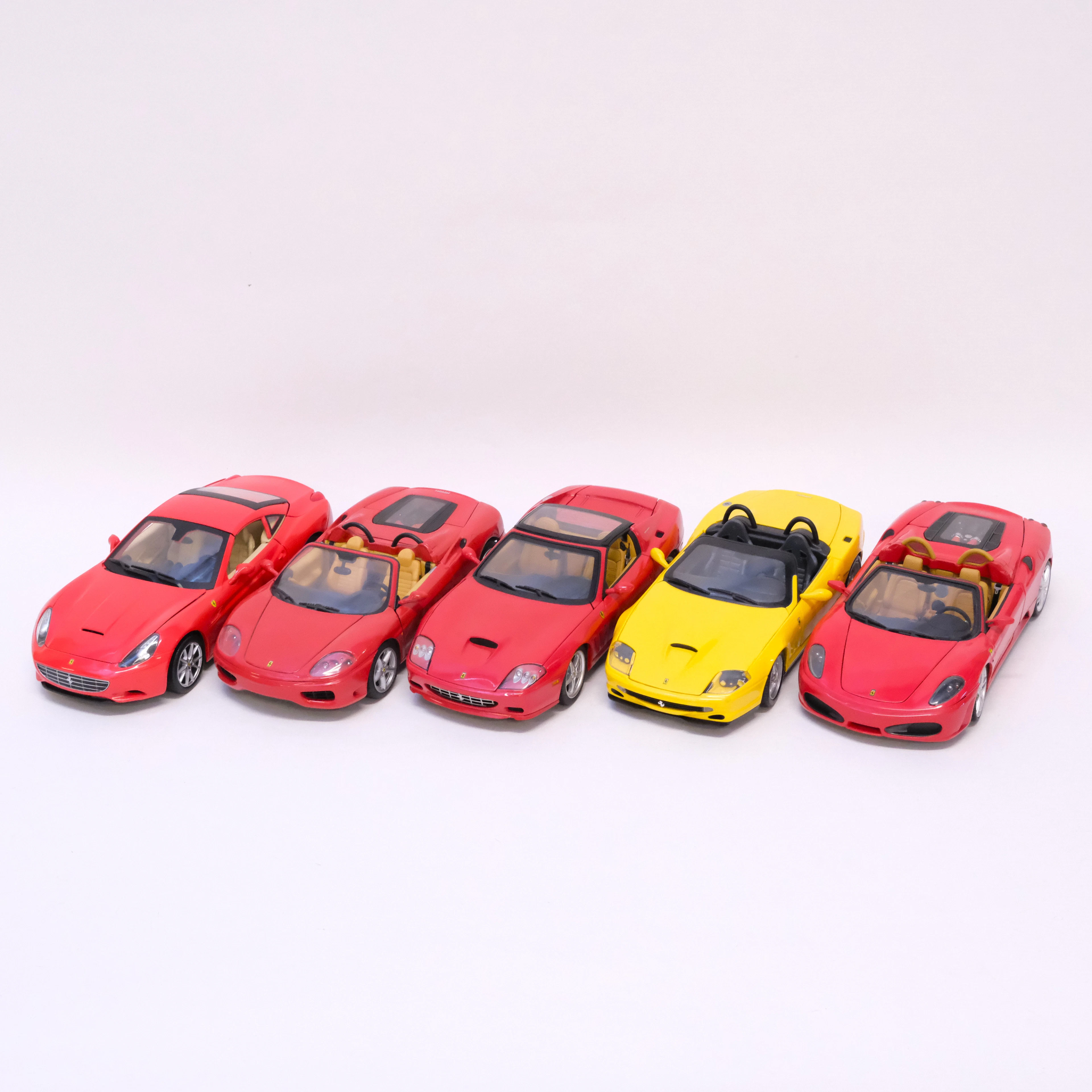 FEM MODELLBILAR, "FERRARI". MATTEL FÖR HOTWHEELS. SKALA 1:18.