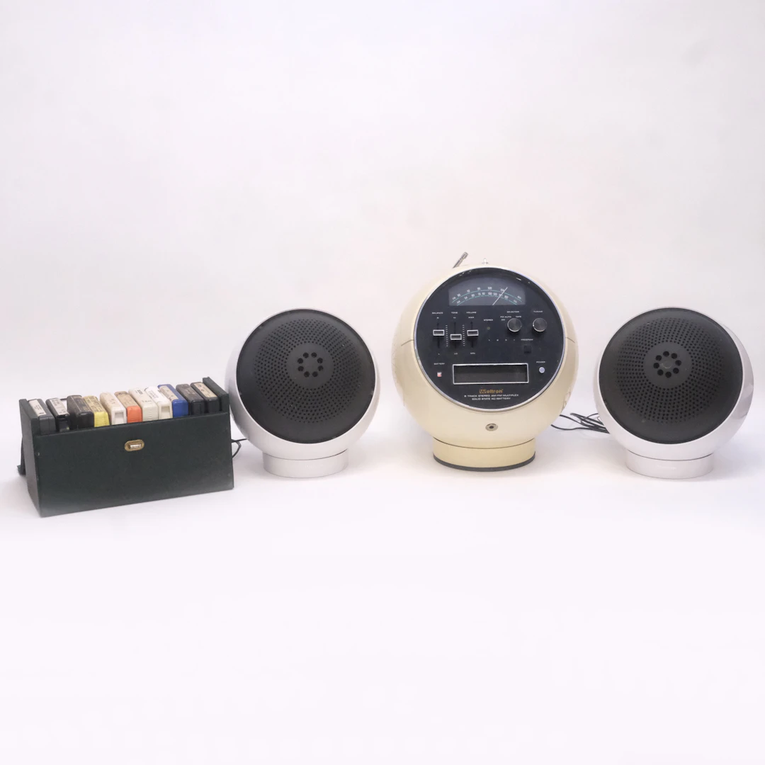 WELTRON. AM/FM-RADIO OCH 8-TRACK-STEREO. SAMT TVÅ HÖGTALARE. OCH ELVA
