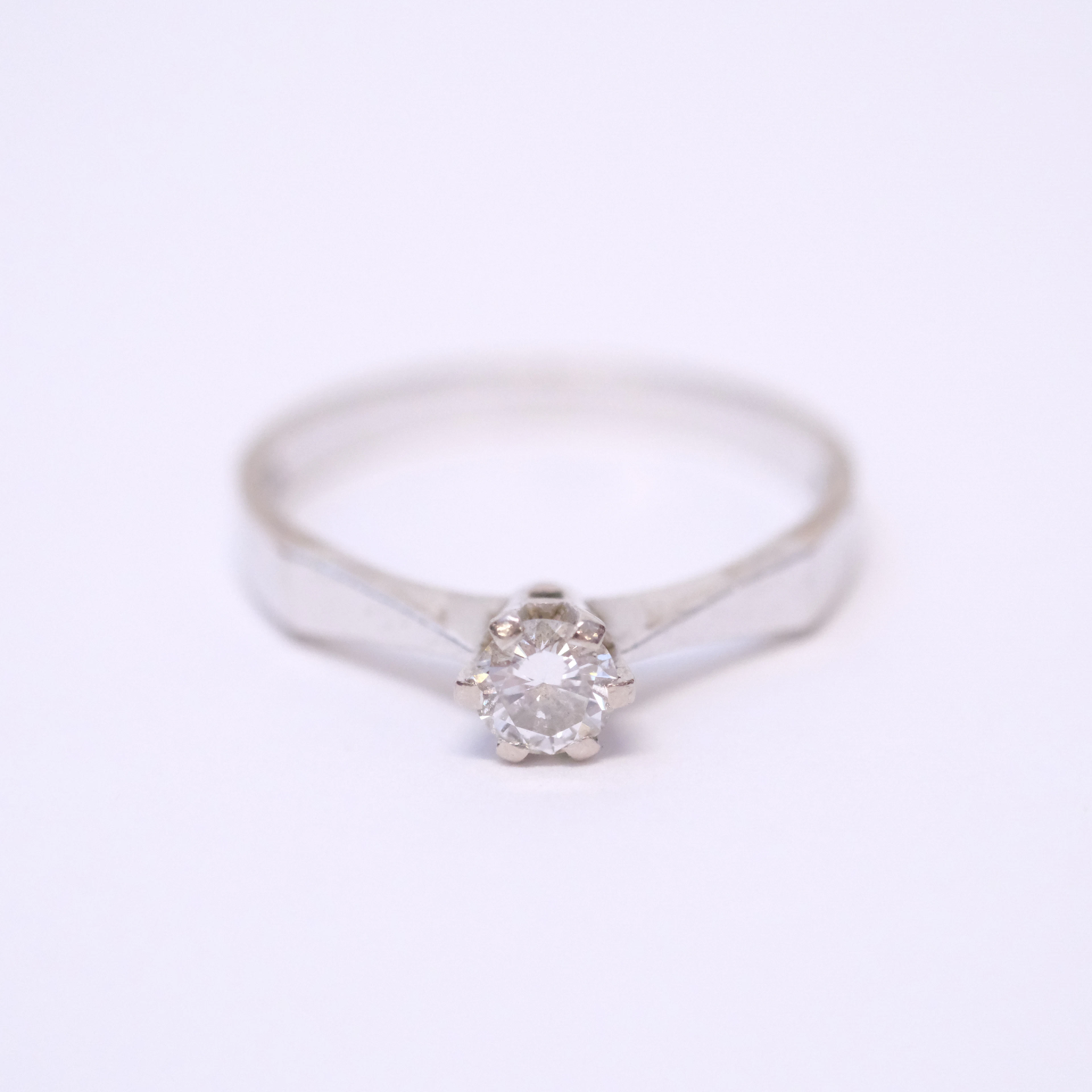 SOLITÄRRING MED DIAMANT.