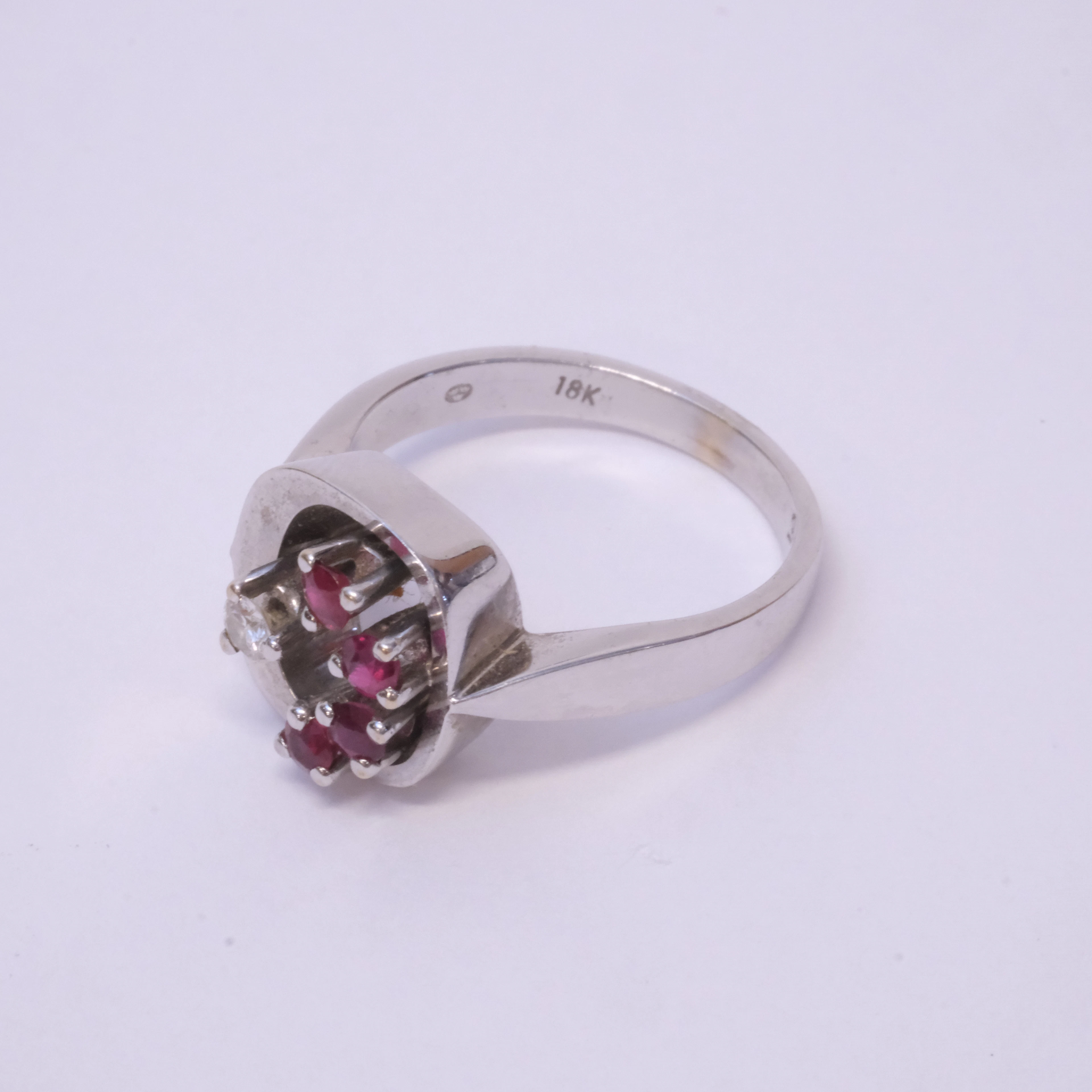 RING MED DIAMANT OCH RUBINER, 18K GULD.