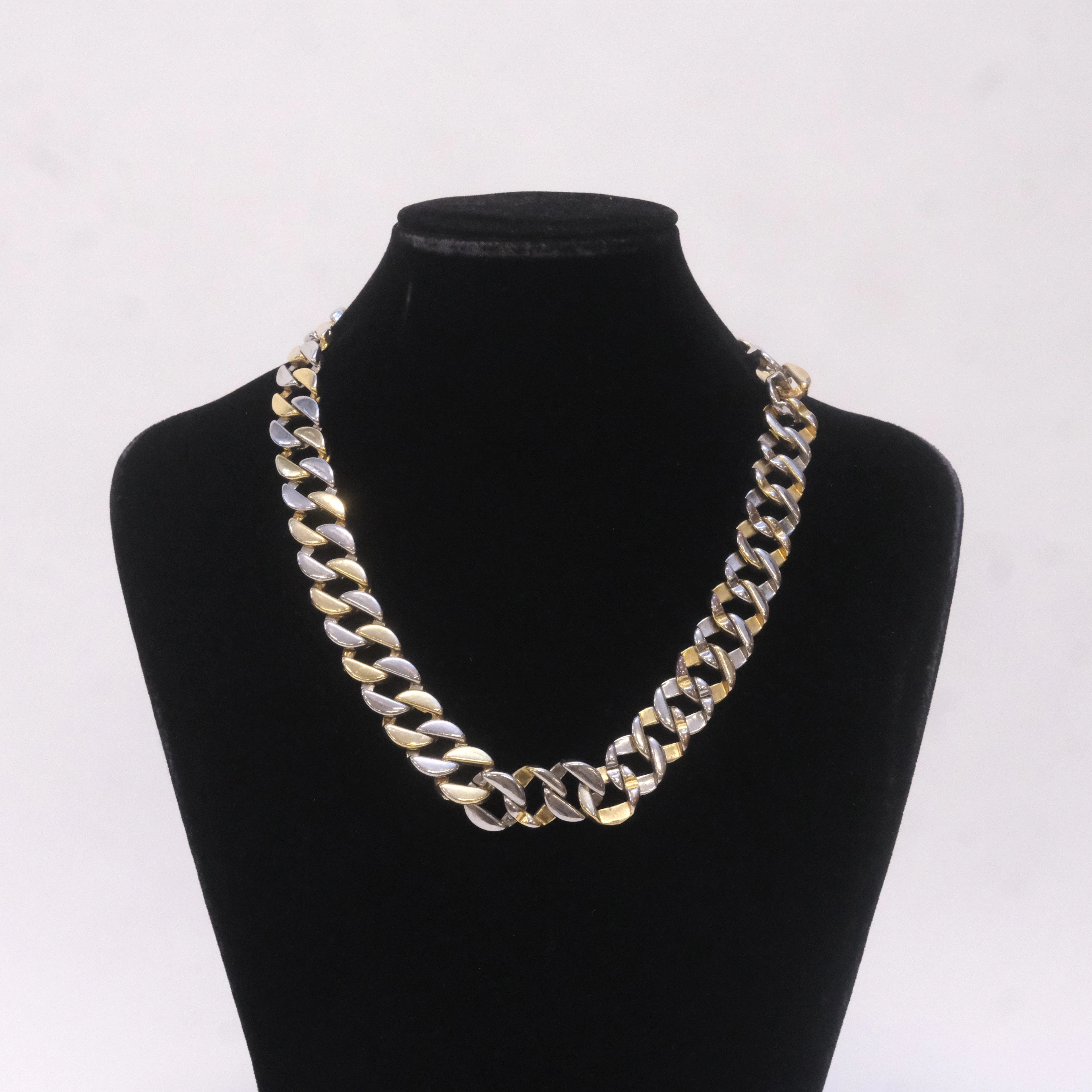 COLLIER.