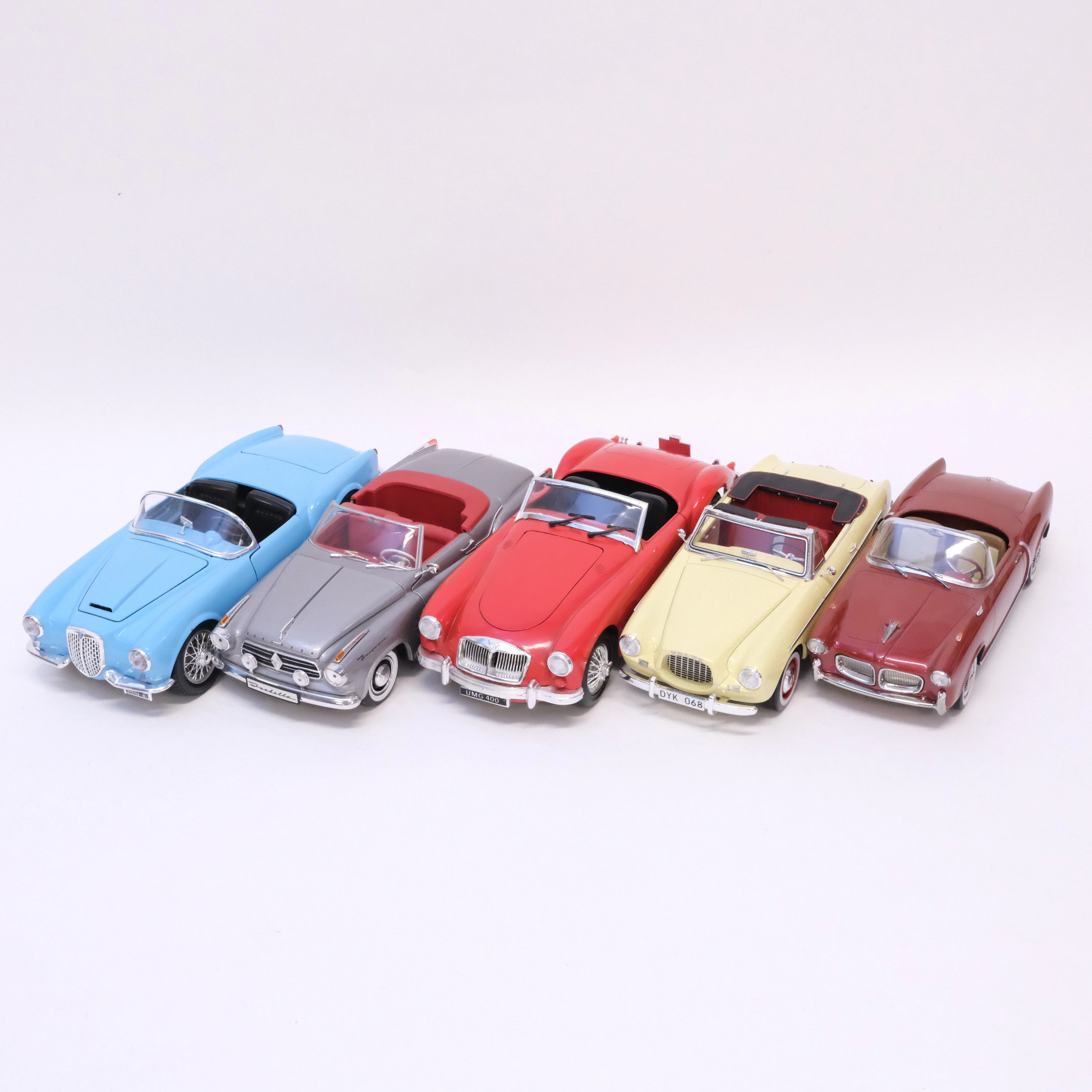 FEM MODELLBILAR. BBURAGO, POLISTIL/TONKA, REVELL SAMT BOS-MODELS. SKALA 1:18.
