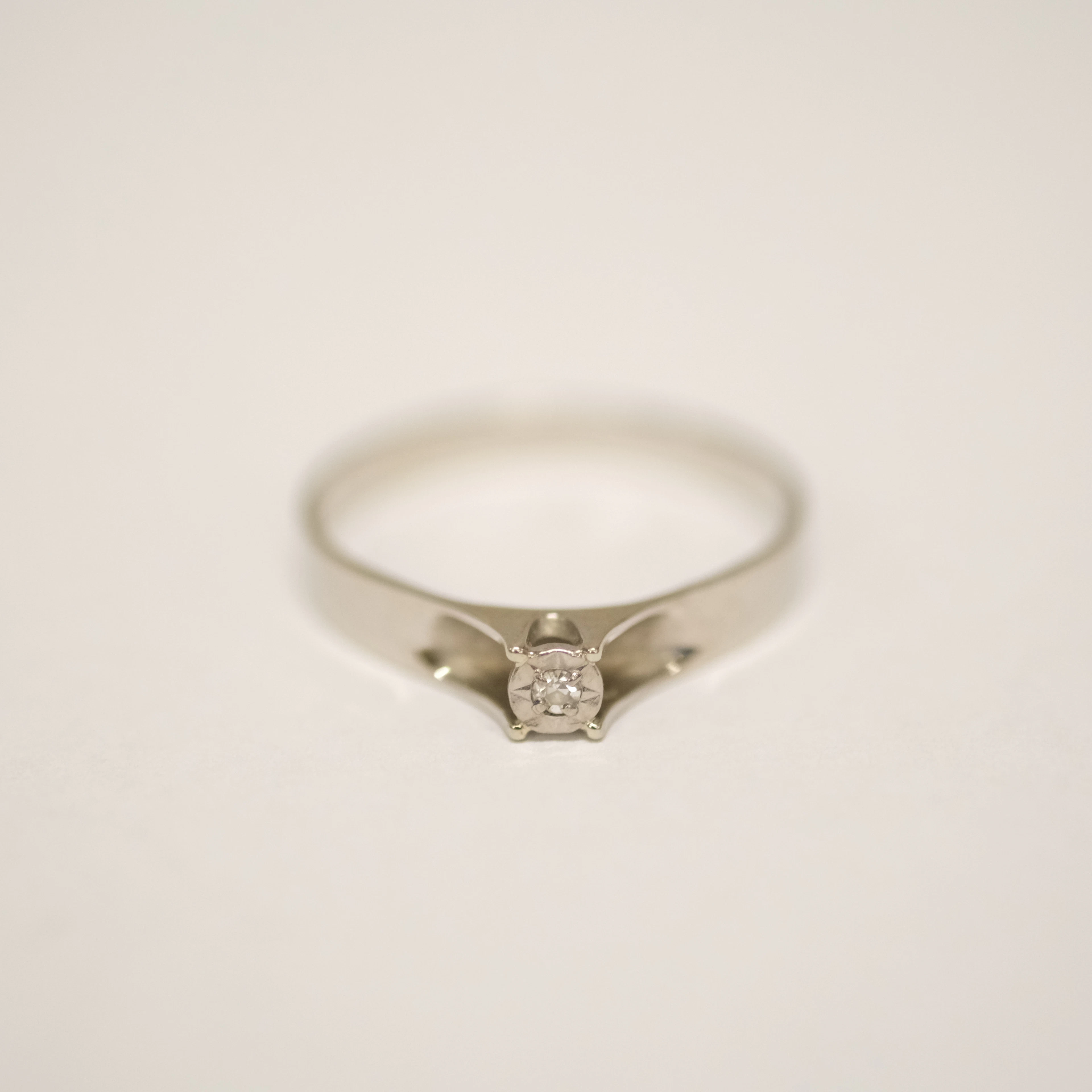 SOLITÄRRING MED DIAMANT, 18K GULD.