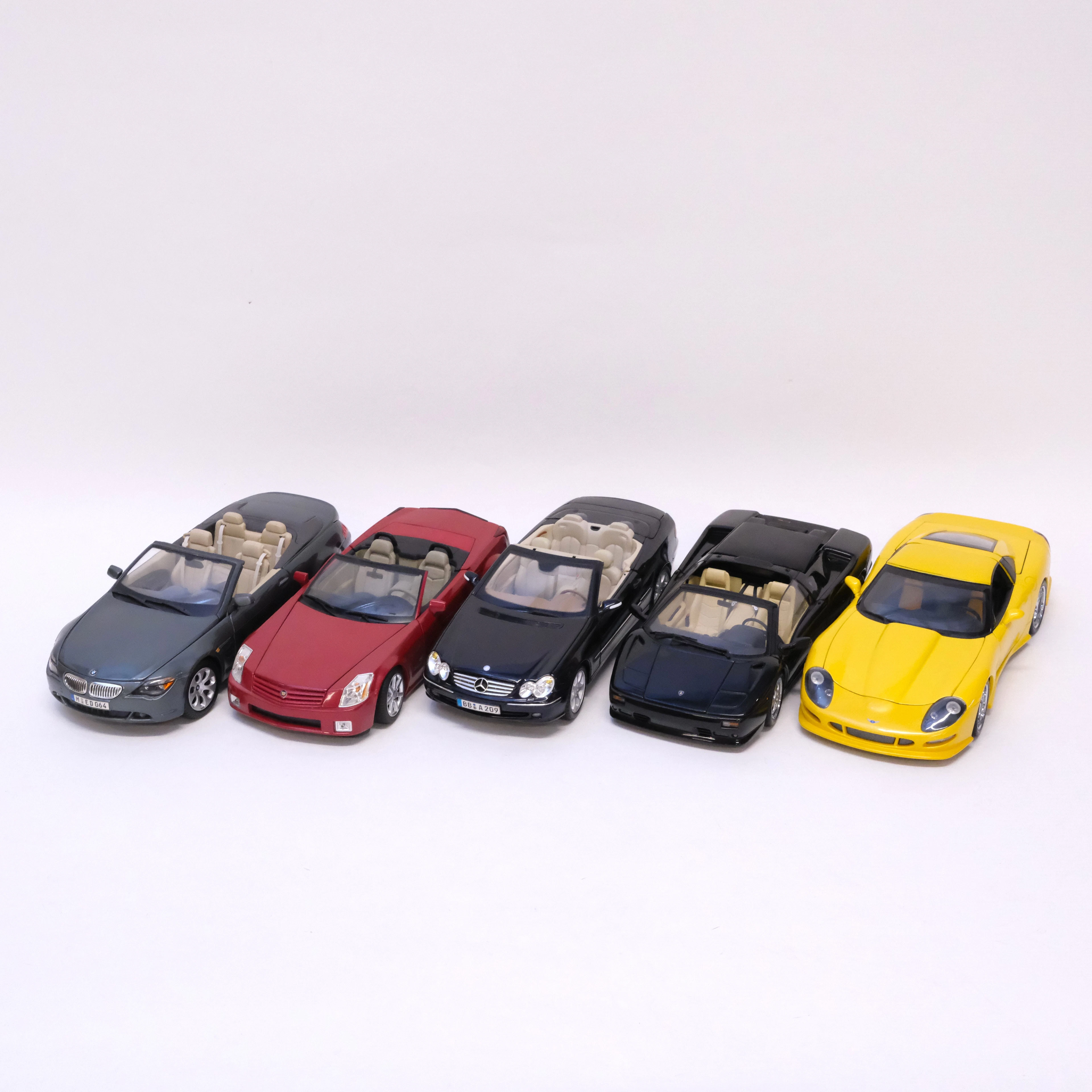 FEM MODELLBILAR. AUTOART, MATTEL, KYOSHO SAMT MAISTO. SKALA 1:18.