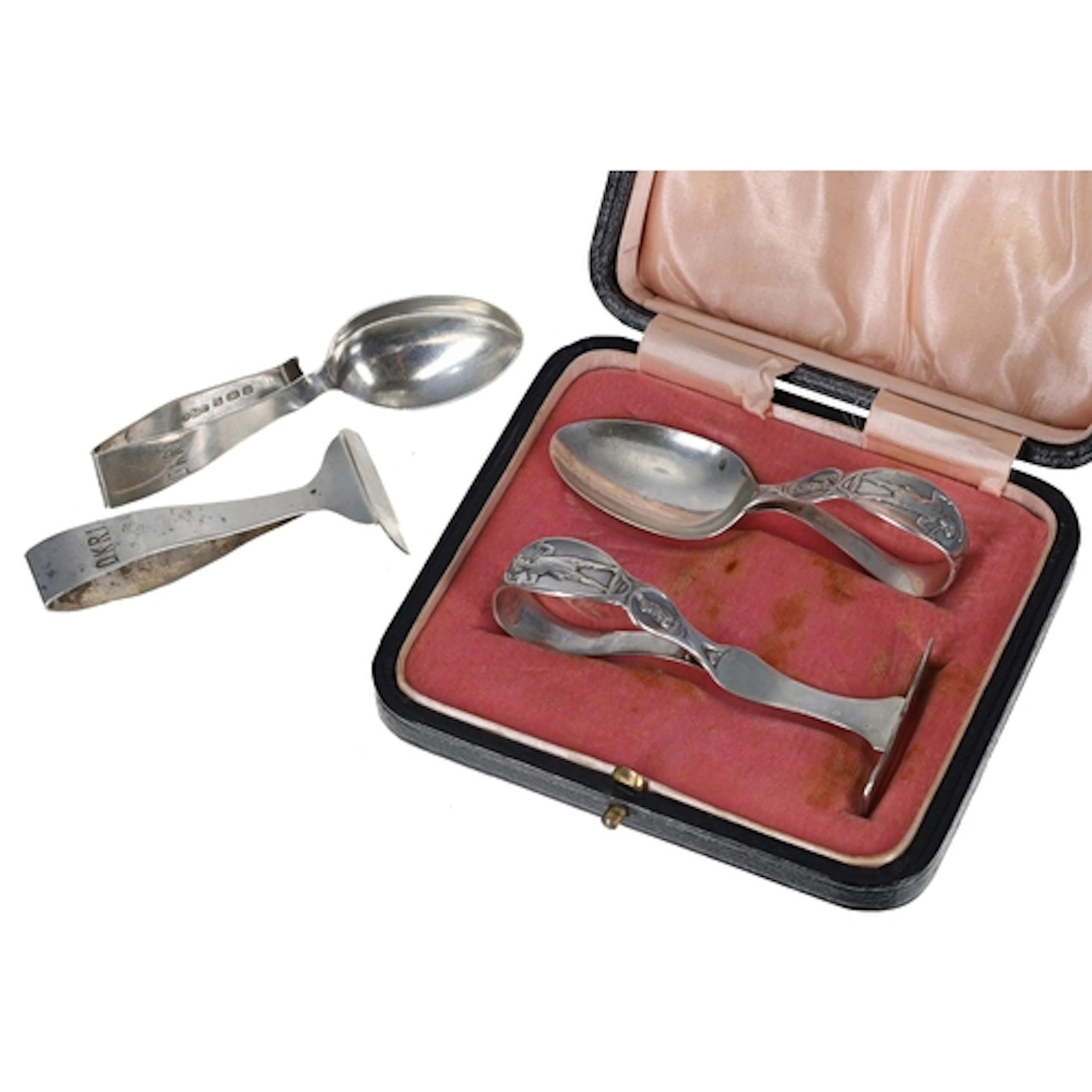 Cased George V silver baby spoon and pusher, decorated with ...