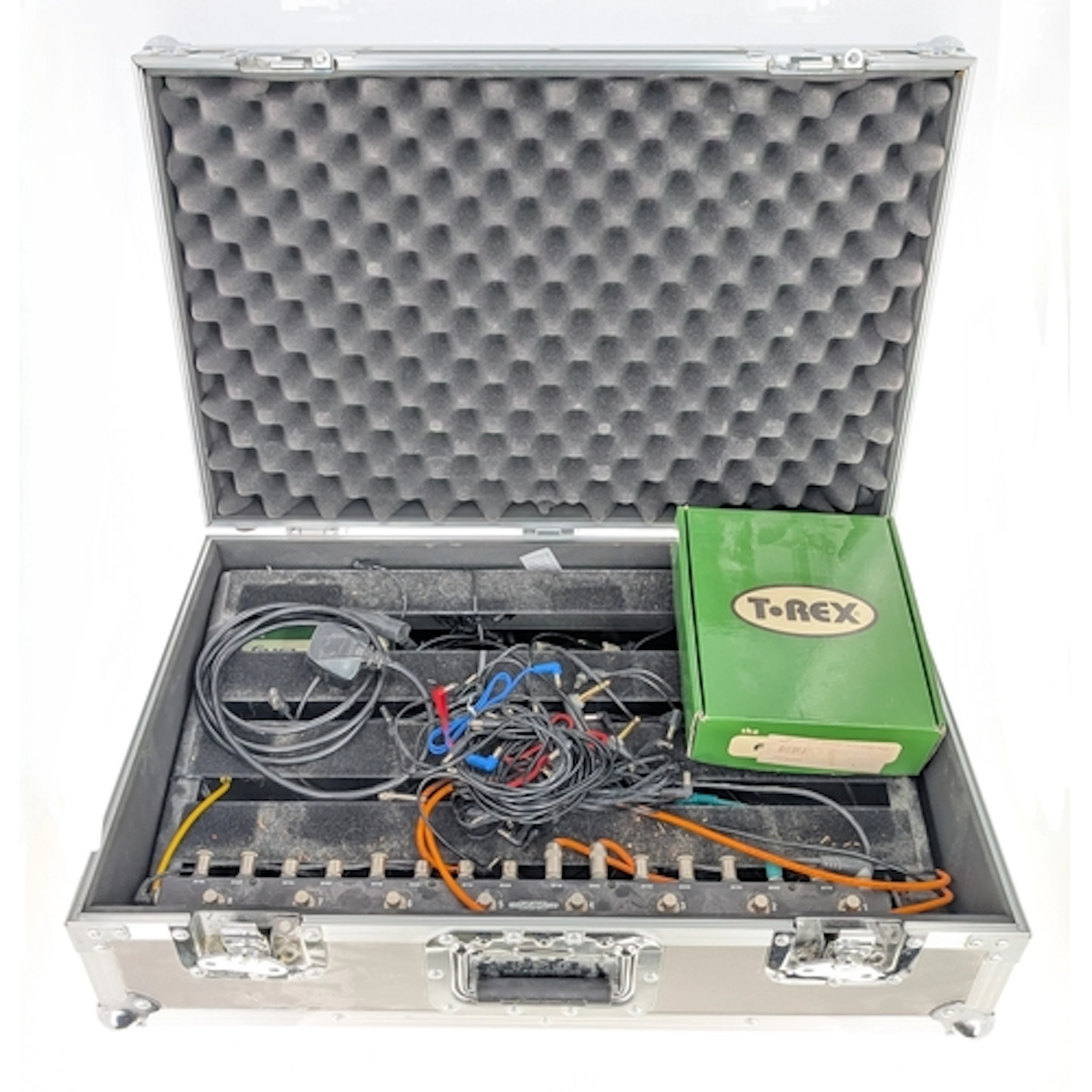 Pedal Train Novo 24 pedal board with flight case, fitted wit...