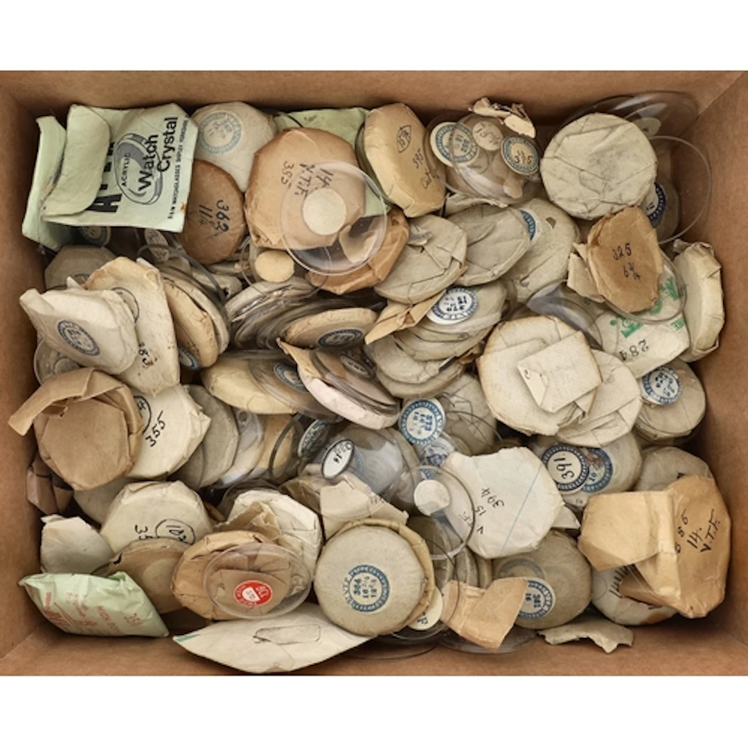 Large quantity of assorted pocket watch crystals...