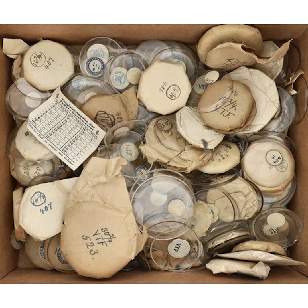 Large quantity of assorted pocket watch crystals, various si...