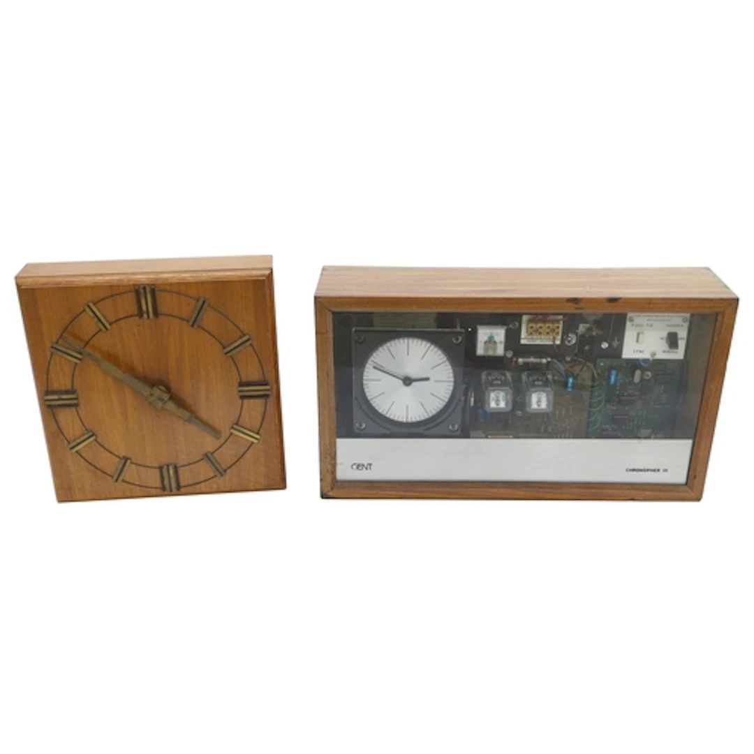 Gents of Leicester Chronopher III quartz master clock in a g...
