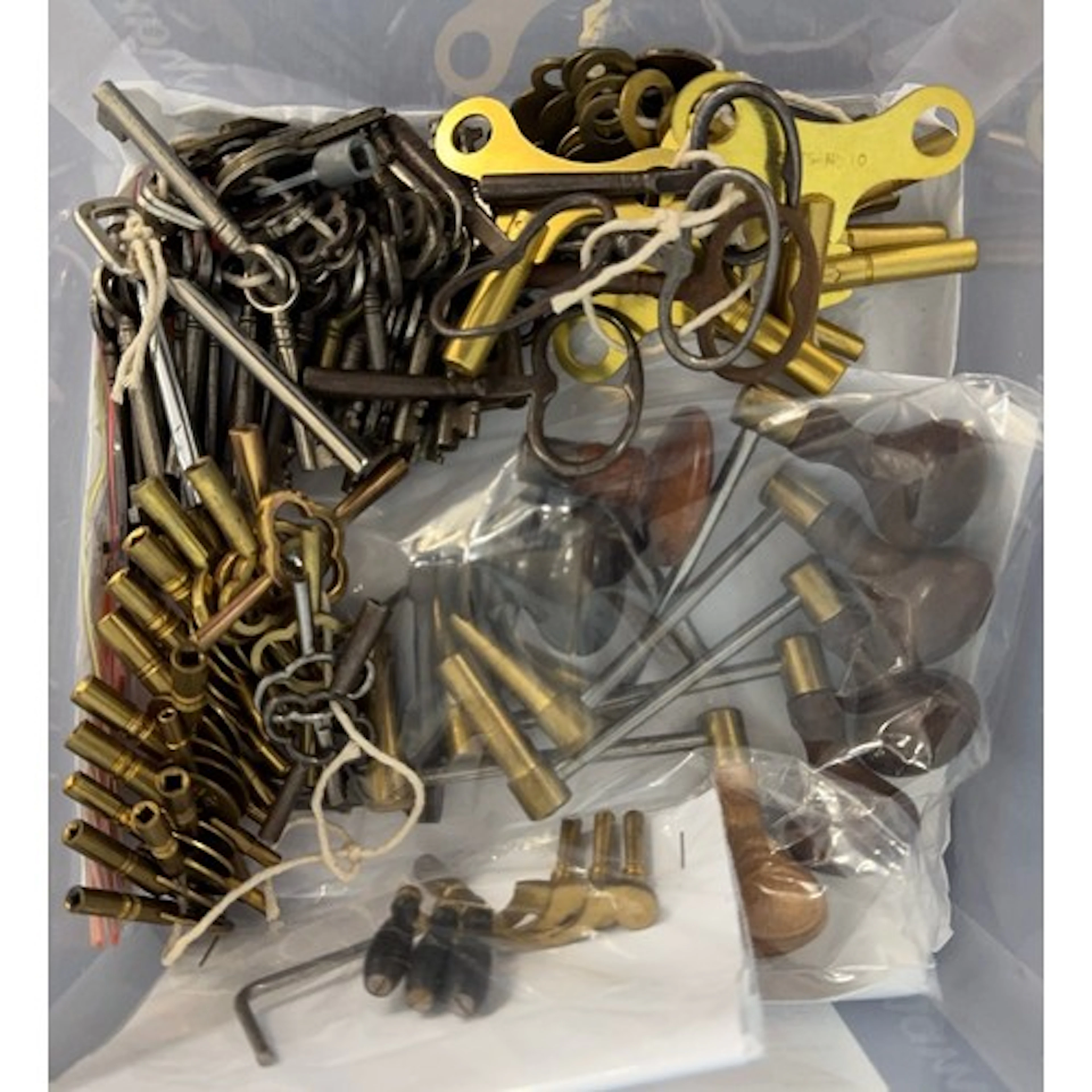 Assorted clock winding keys to include carriage clock double...