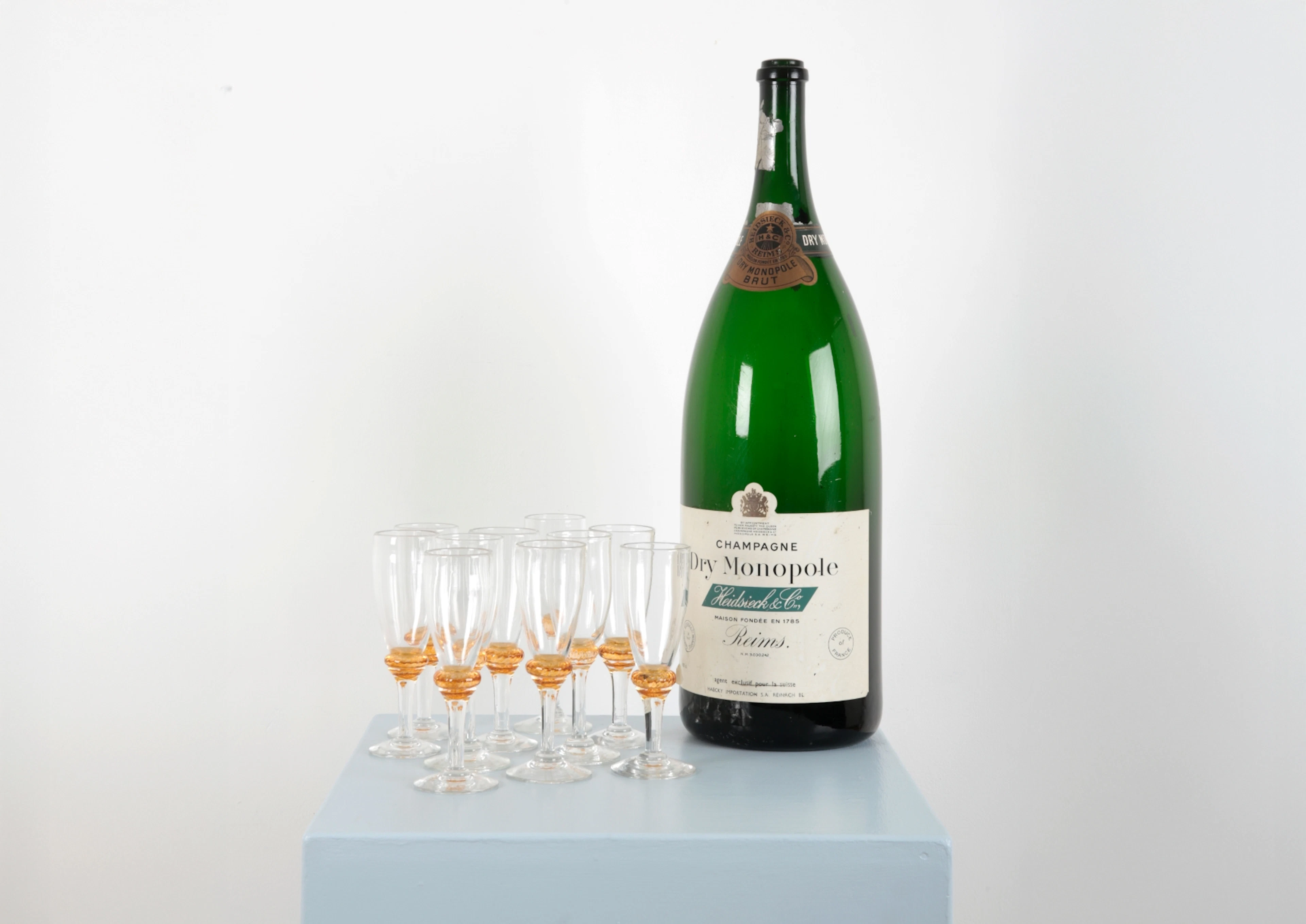 A SET OF TEN BELLE WALKER STUDIO ART GLASS CHAMPAGNE FLUTES