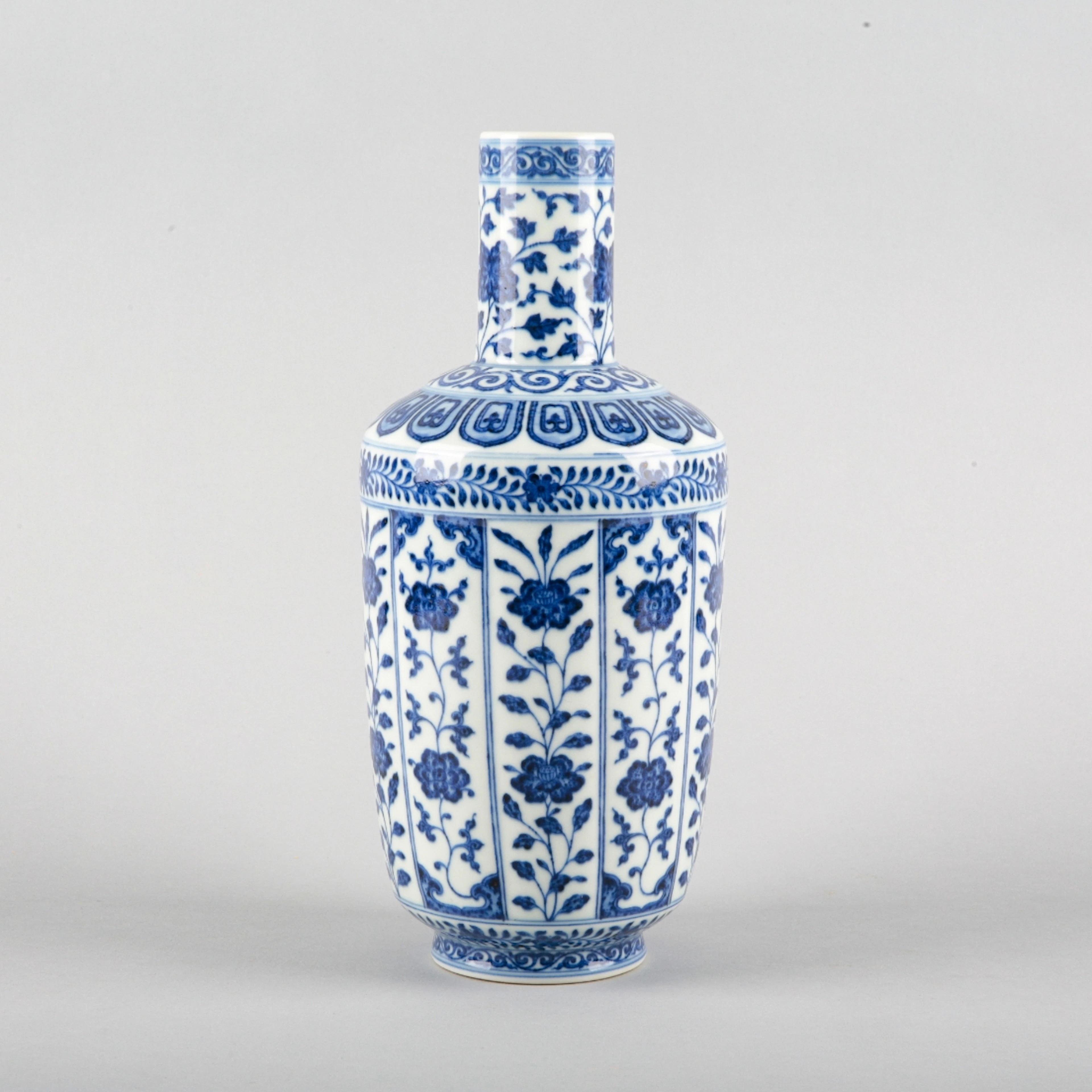 A CHINESE PORCELAIN BLUE AND WHITE BOTTLE VASE