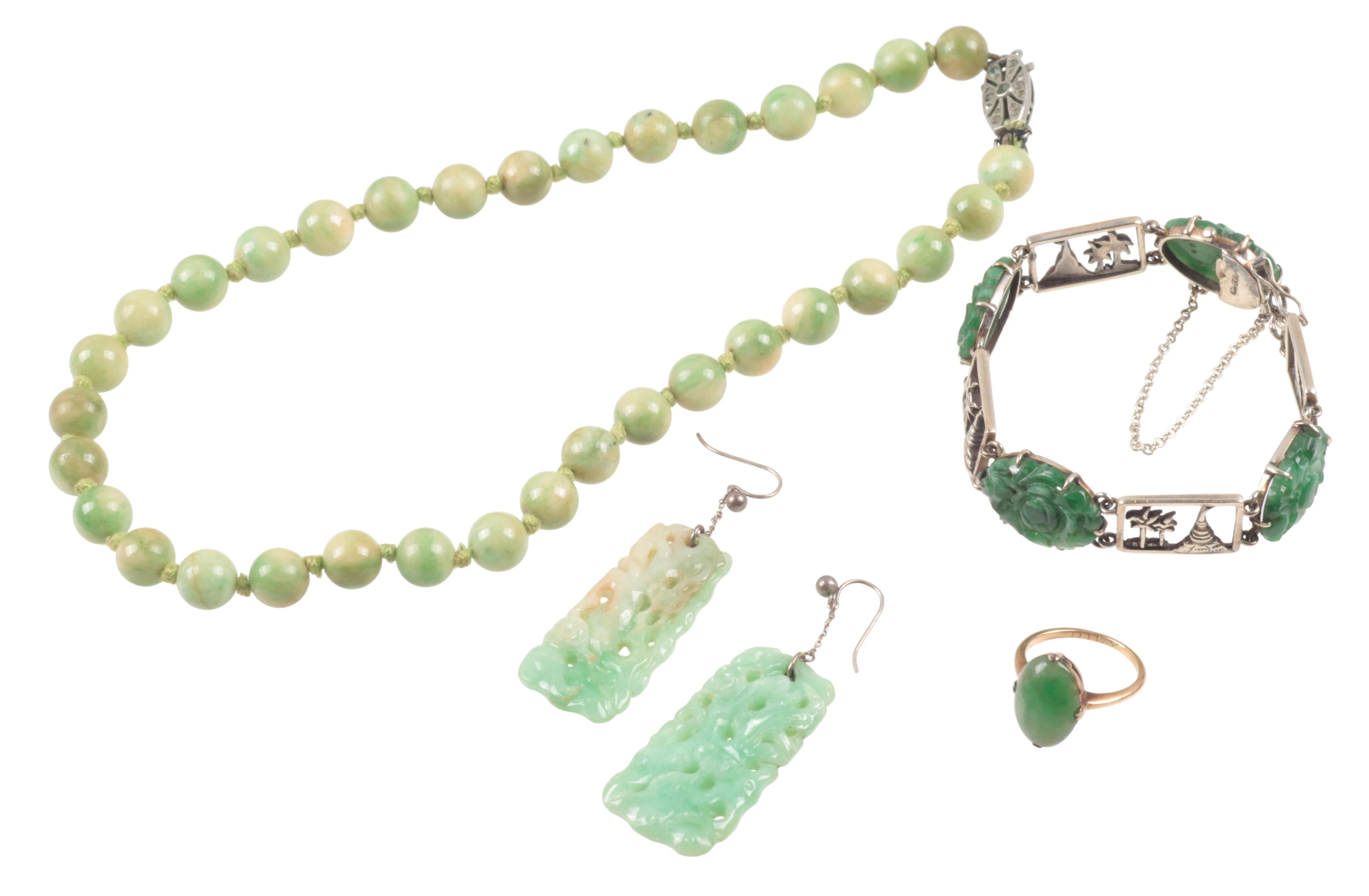 AN AVENTURINE QUARTZ BEAD NECKLACE