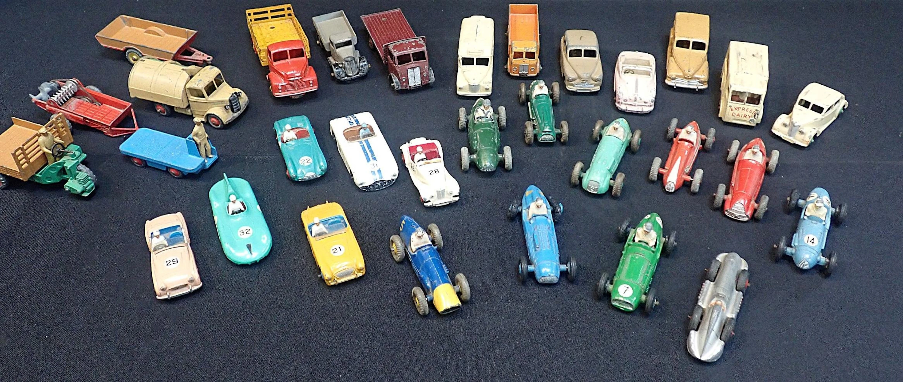 DINKY TOYS: A GOOD COLLECTION OF UNBOXED DIECAST VEHICLES