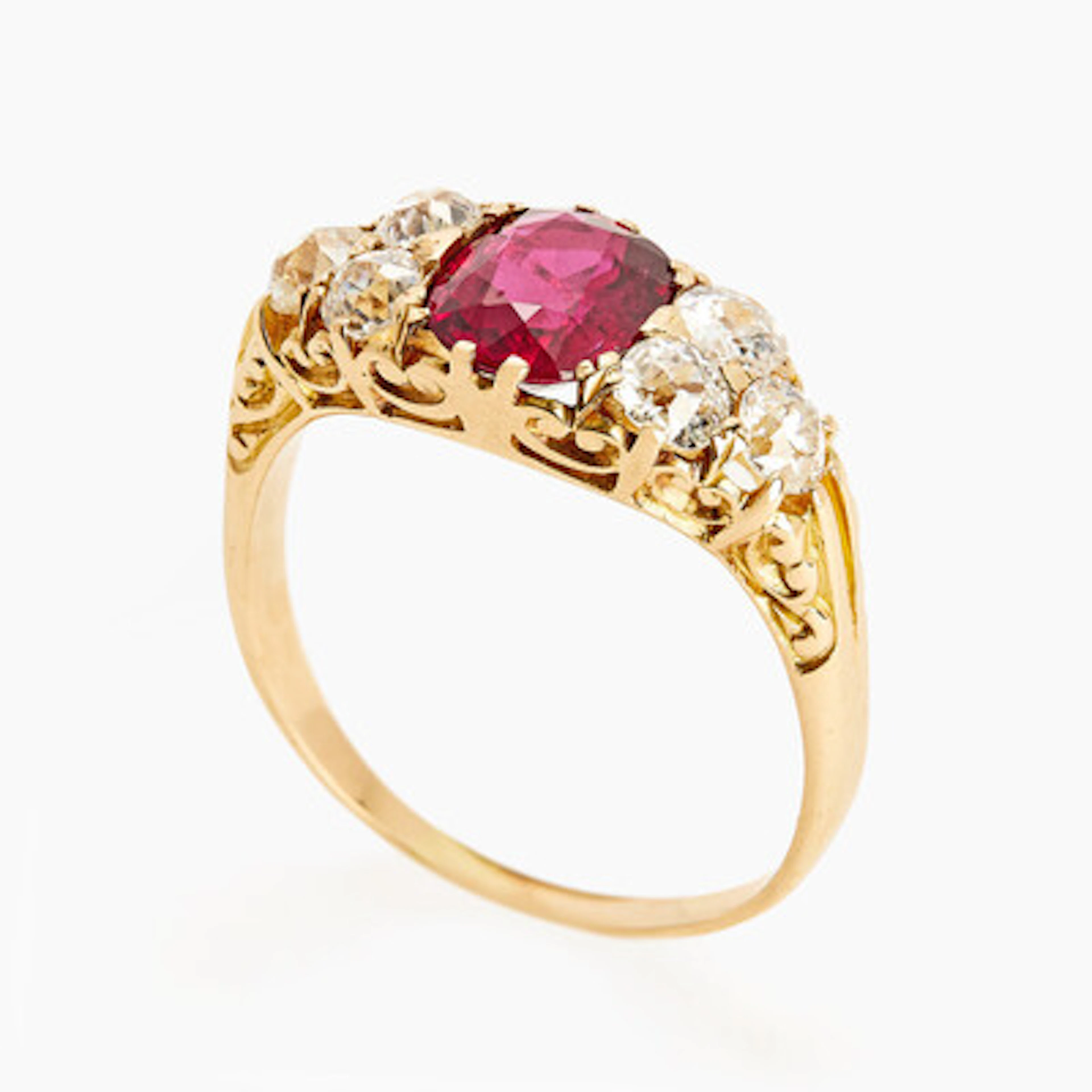 Ring med en rubin og diamanter