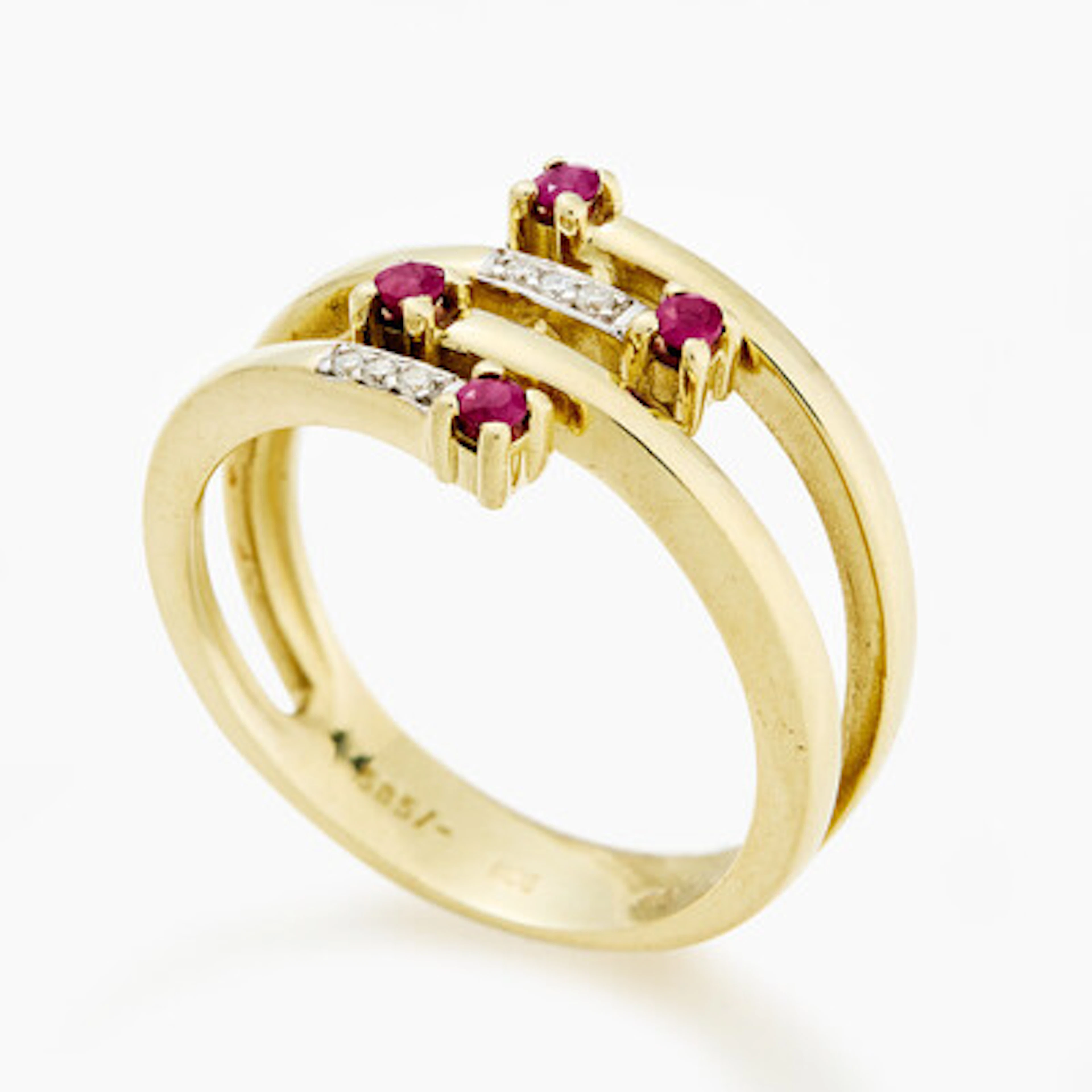 Ring med rubiner og diamanter
