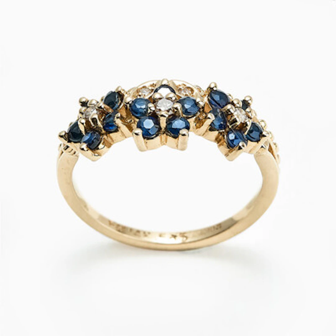 Ring med diamanter og safirer