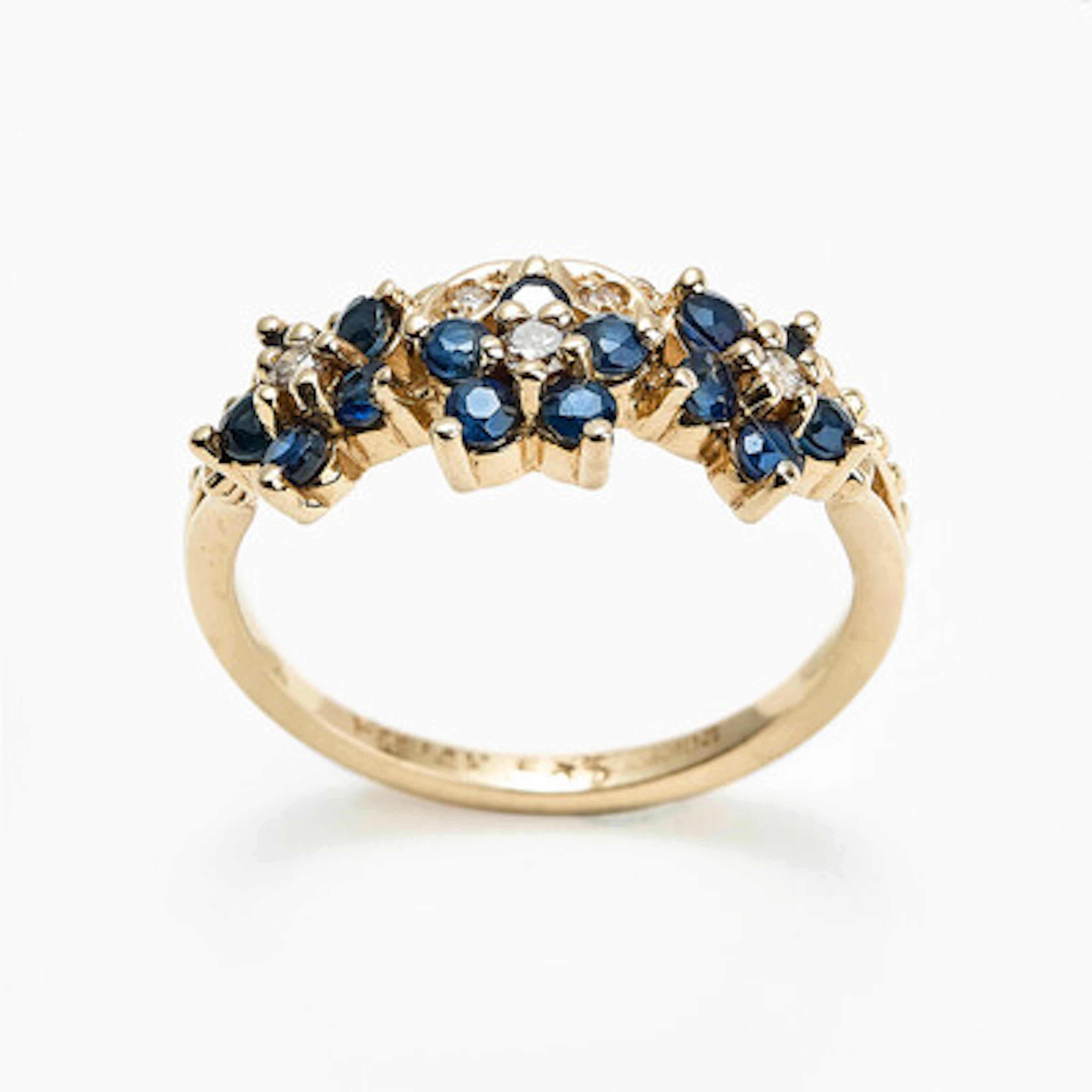 Ring med diamanter og safirer