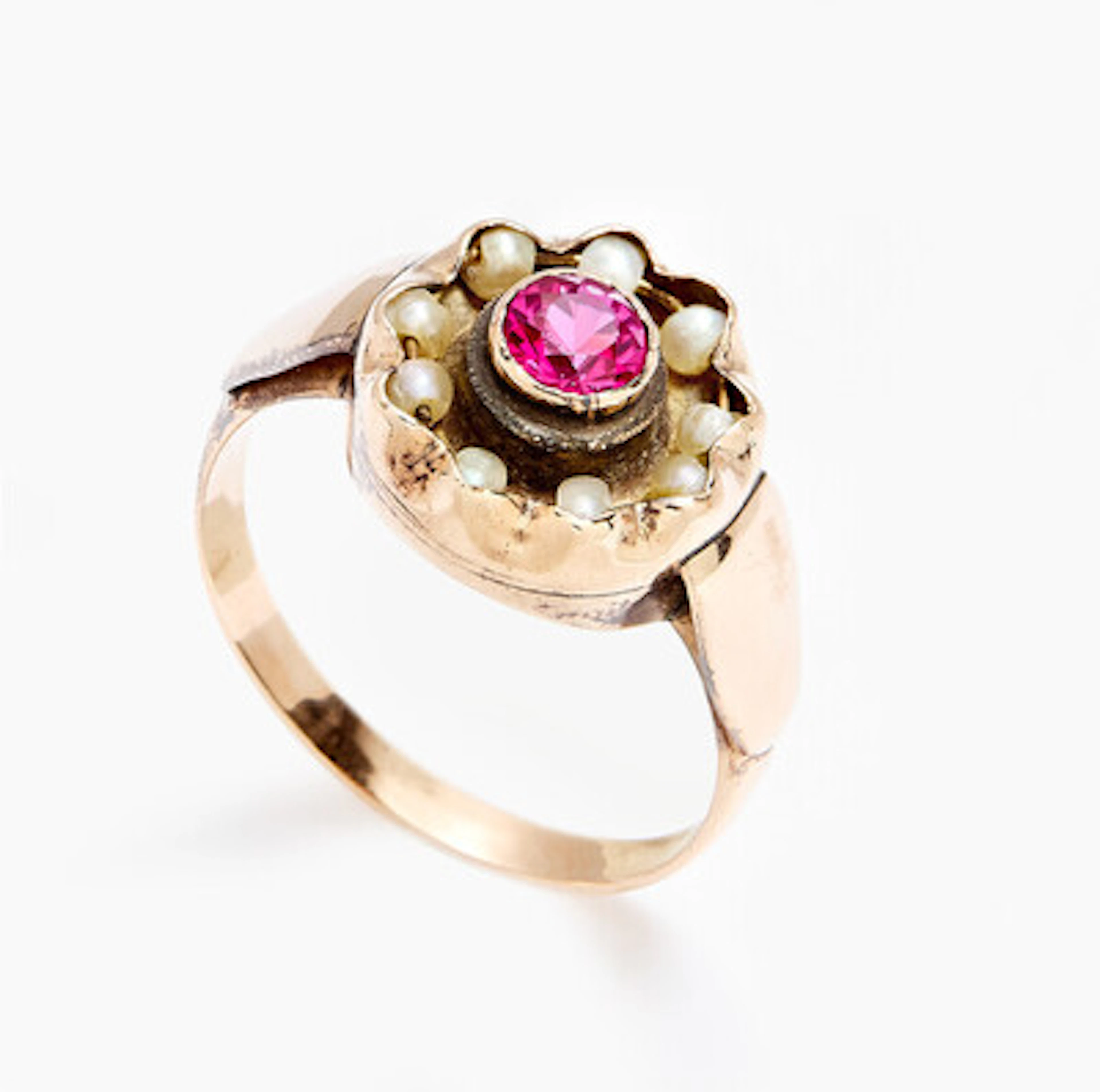 Ring i gull med en rosa safir og perler