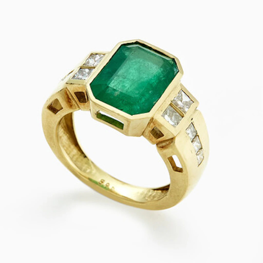 Ring med smaragd og diamanter