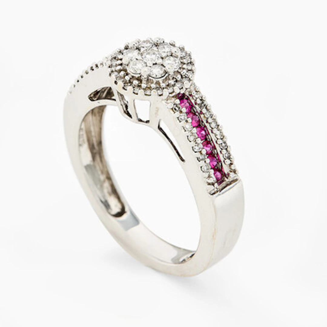 Ring med diamanter og rubiner