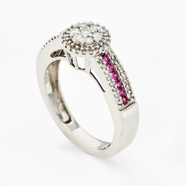 Ring med diamanter og rubiner