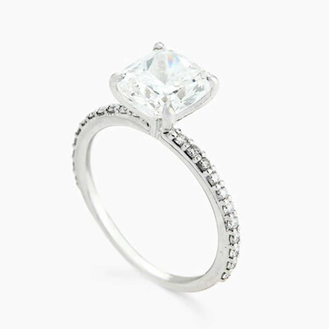 Ring med en cusion-cut diamant