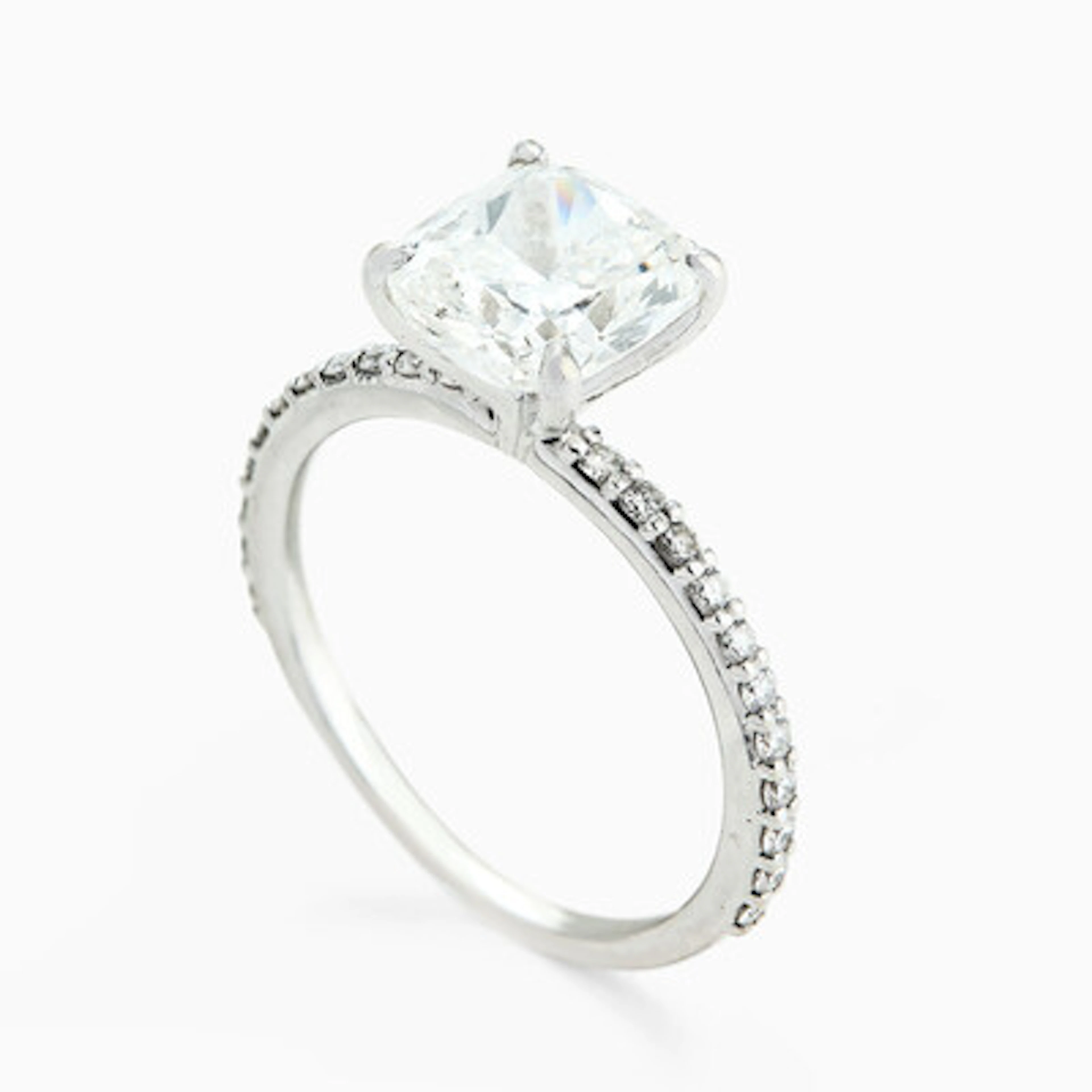 Ring med en cusion-cut diamant