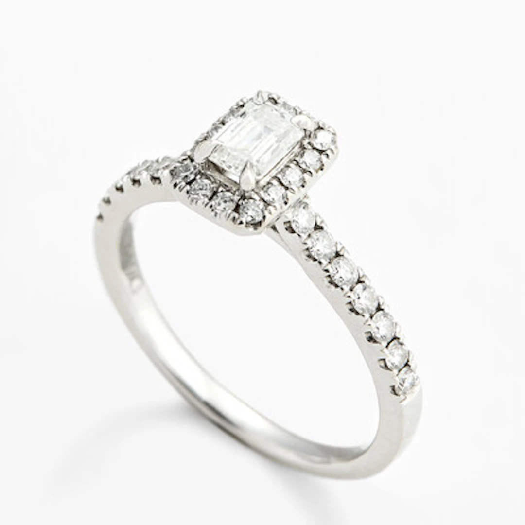 Ring med en smaragdslipt diamant