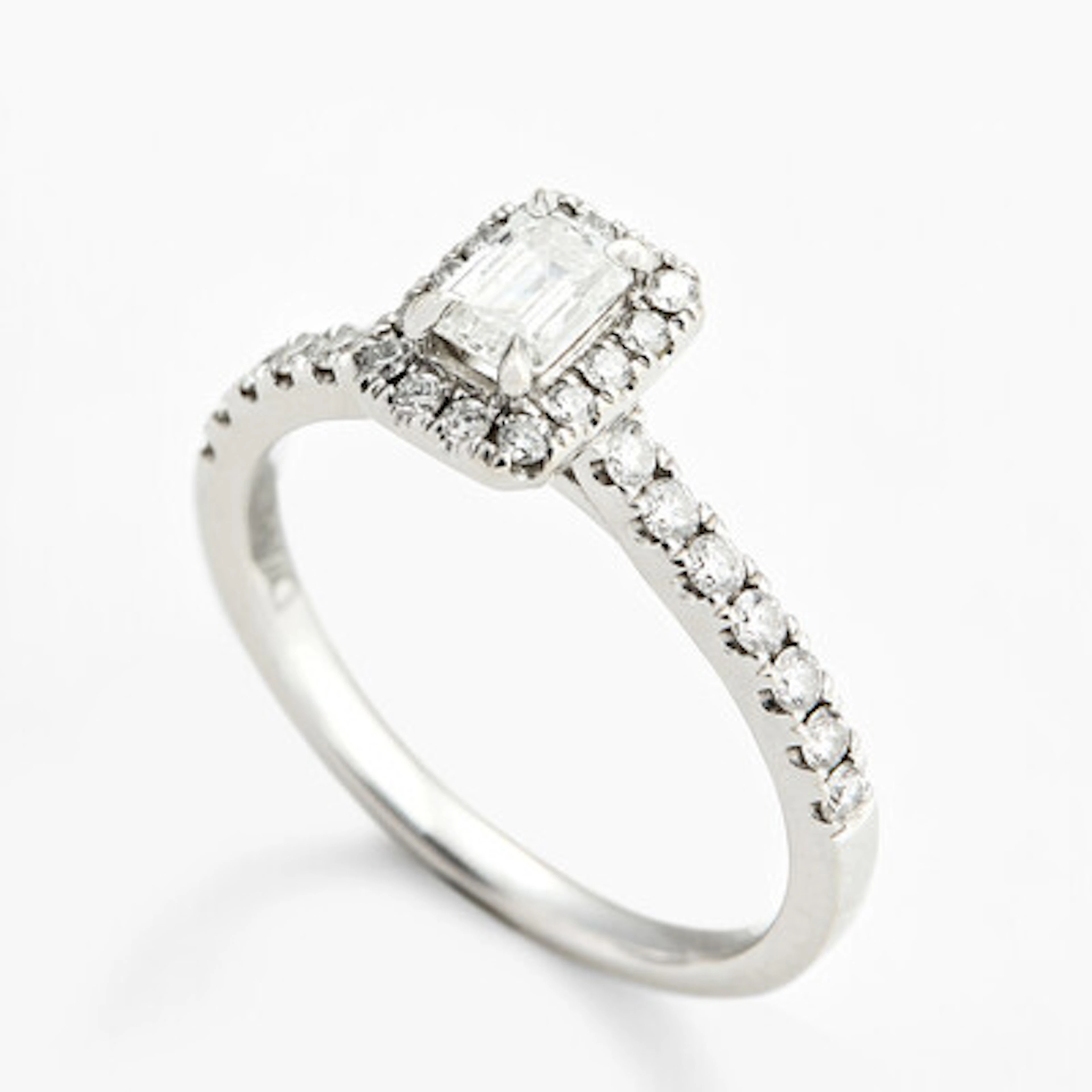 Ring med en smaragdslipt diamant