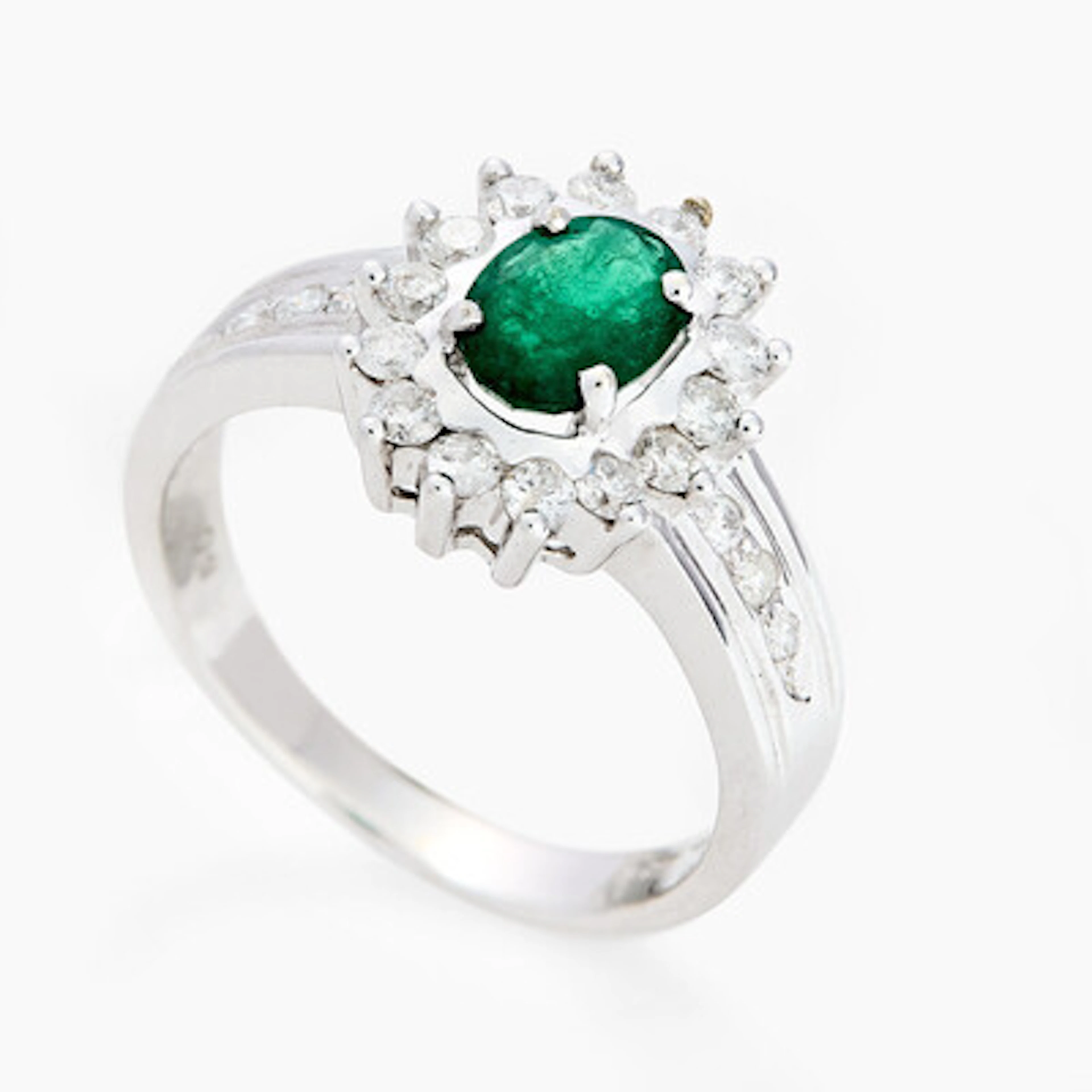Ring fattet med en smaragd og diamanter