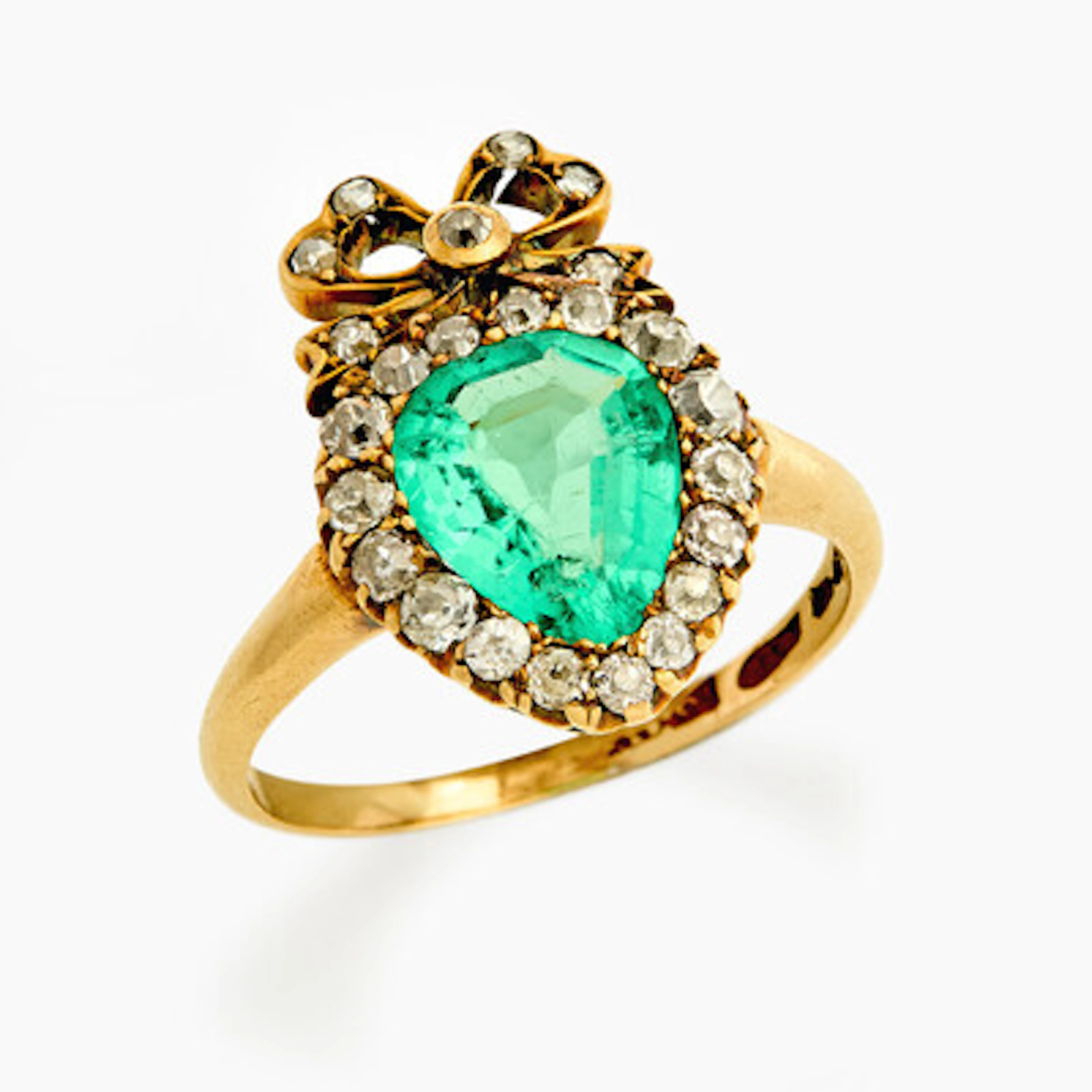 Antikk ring med smaragd og diamanter