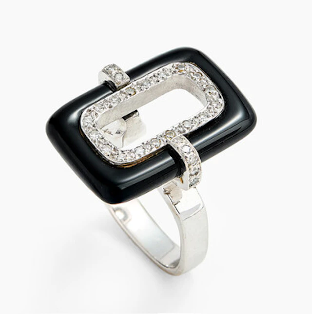 Ring med diamanter og onyks